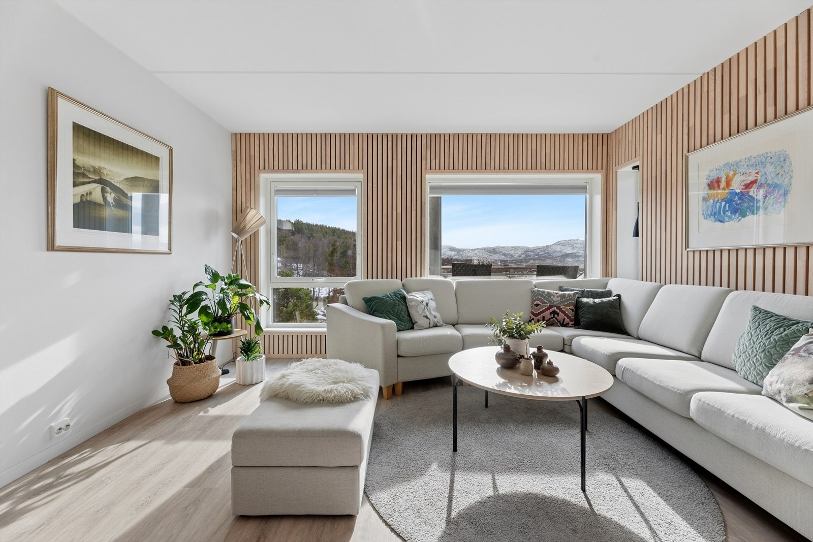 Store vindusflater slipper inn rikelig med dagslys og gir en luftig romfølelse. Stuen har en lun atmosfære med spilevegg i tre som tilfører varme og karakter til rommet. Galleribilde
