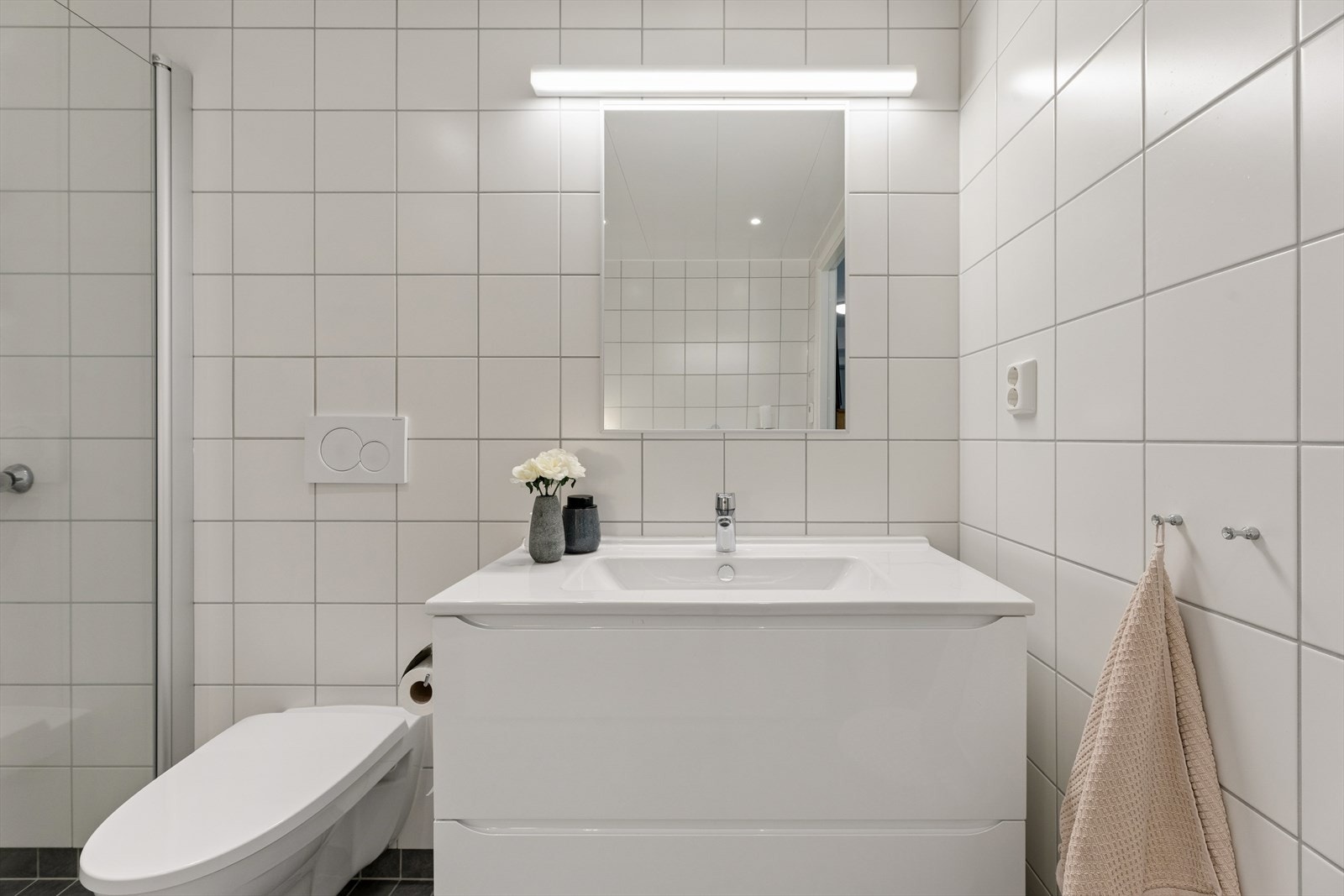 Baderomsinnredning med heldekkende servant og god oppbevaringsplass i skuffer. Galleribilde