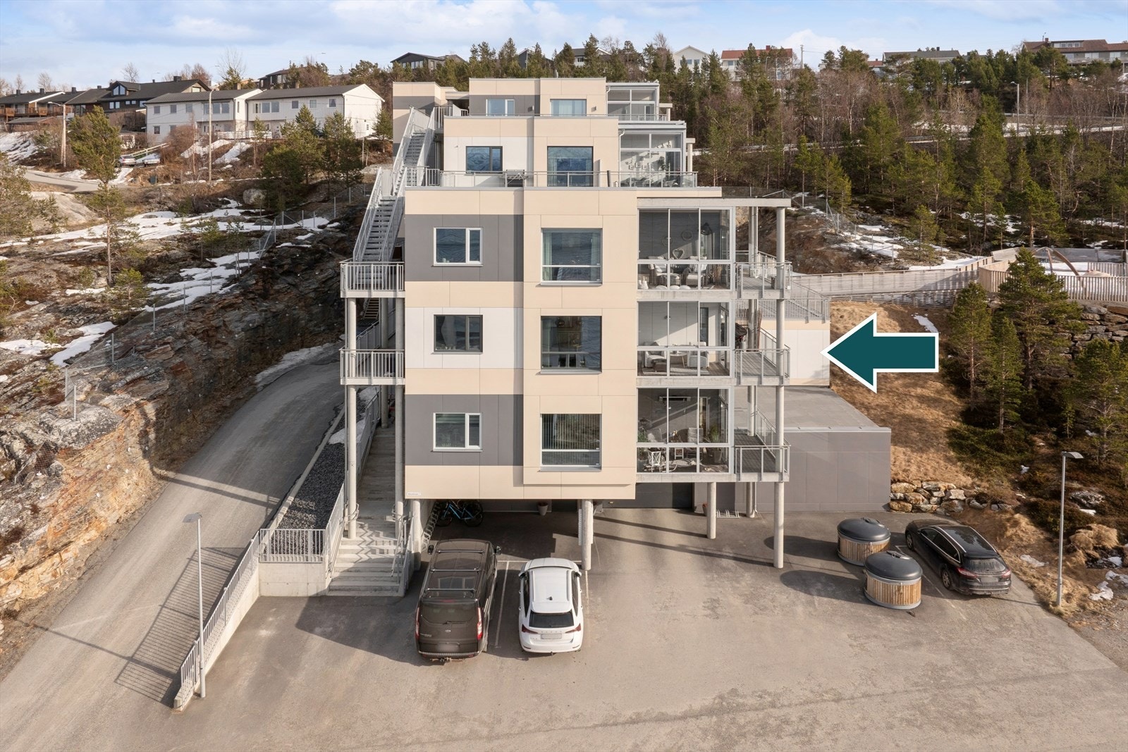 Leiligheten ligger i 3. etasje i et moderne leilighetsbygg med heis og felles garasjeanlegg. Galleribilde