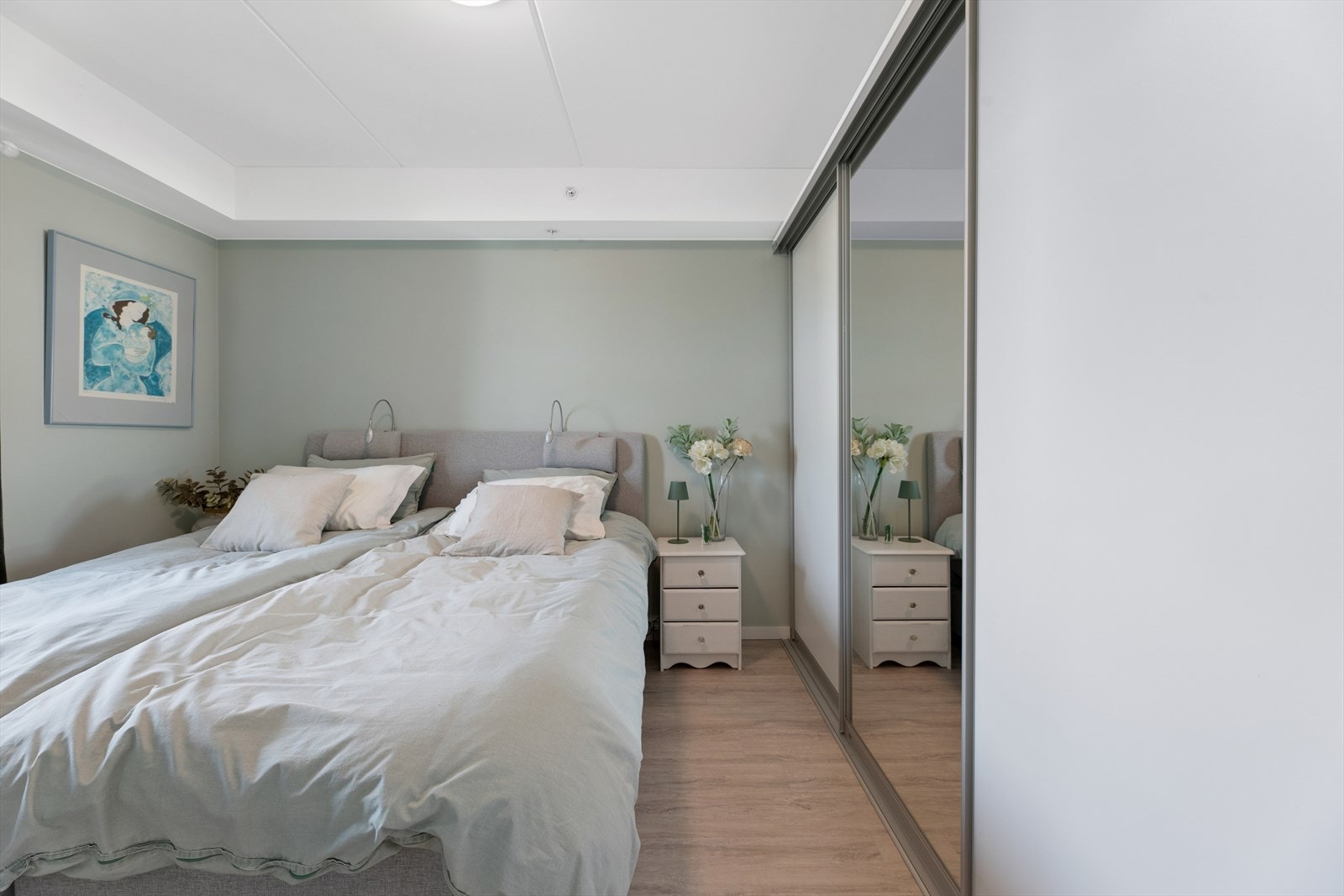 Hovedsoverommet har god plass til dobbeltseng og en stor skyvedørsgarderobe for effektiv oppbevaring. Galleribilde