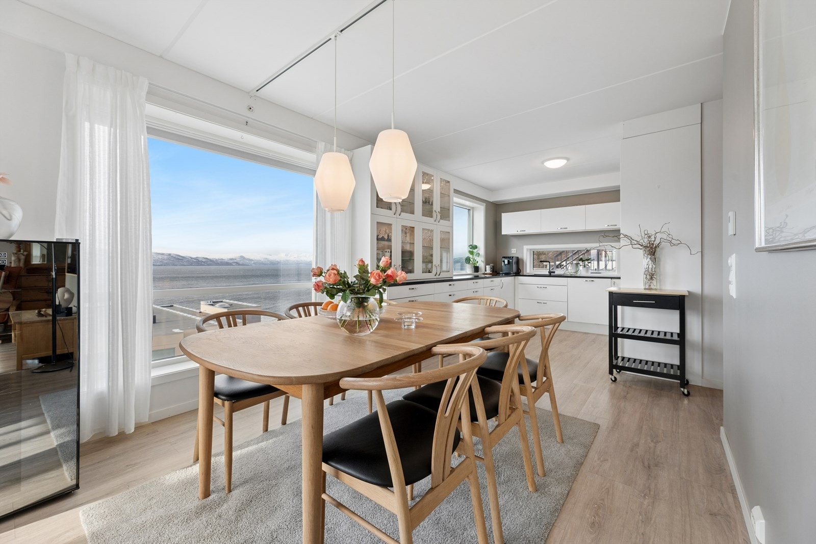 Velkommen til Tollevikbergan. En gjennomgående leilighet med åpen stue- og kjøkkenløsning, og en fantastisk utsikt over Altafjorden. Galleribilde