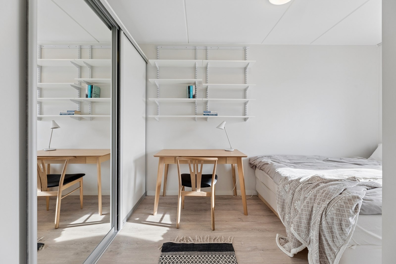 Det andre soverommet er innredet med plass til seng og skrivebord, med skyvedørsgarderobe. Galleribilde