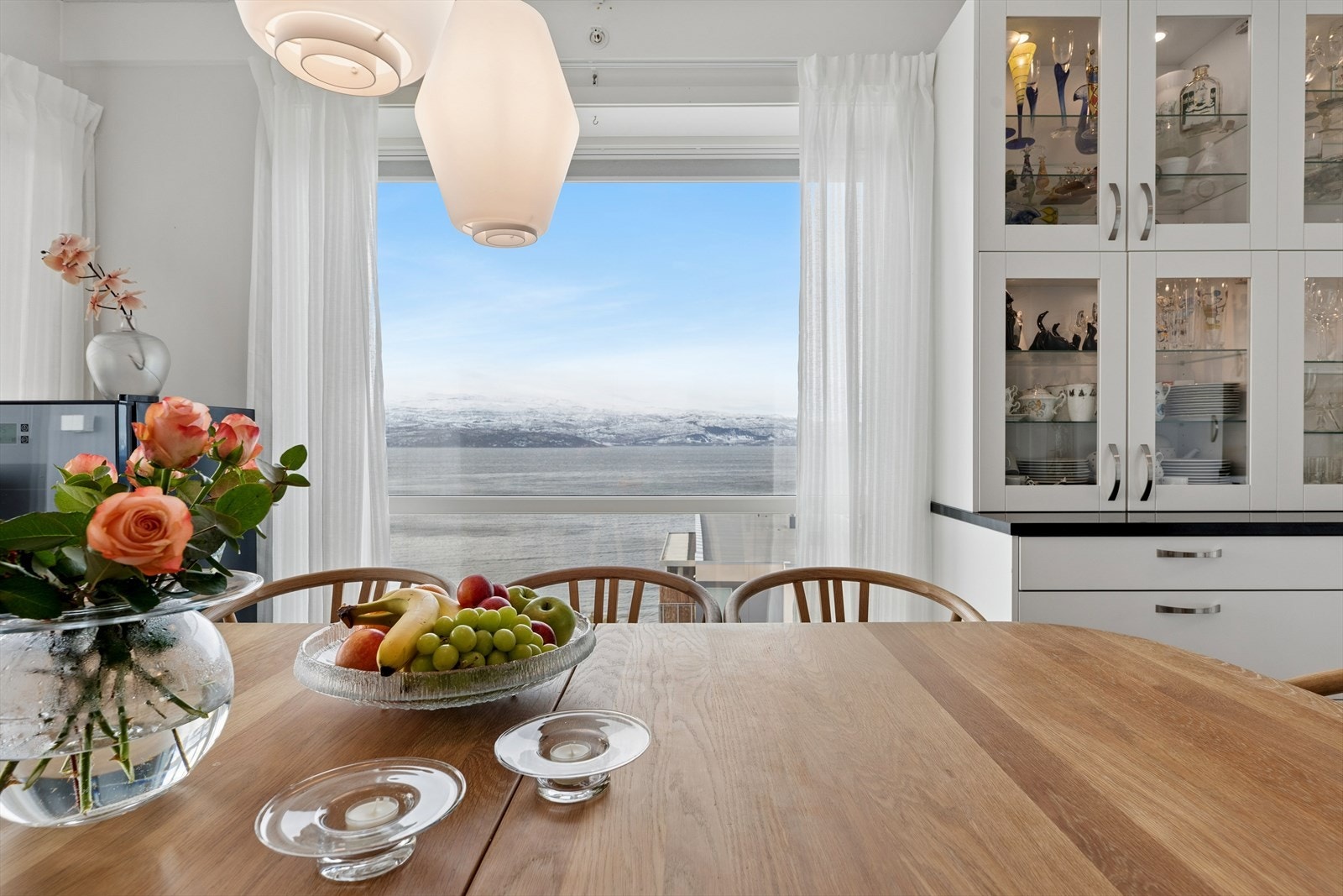 De store vinduene rammer inn den flotte utsikten og gjør den til en del av interiøret. Galleribilde