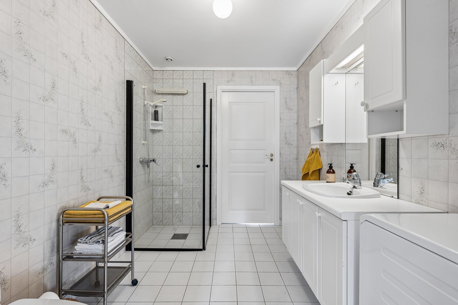Romslig bad/vaskerom fra byggeåret 1992, med nyere wc og dusjhjørne. Galleribilde