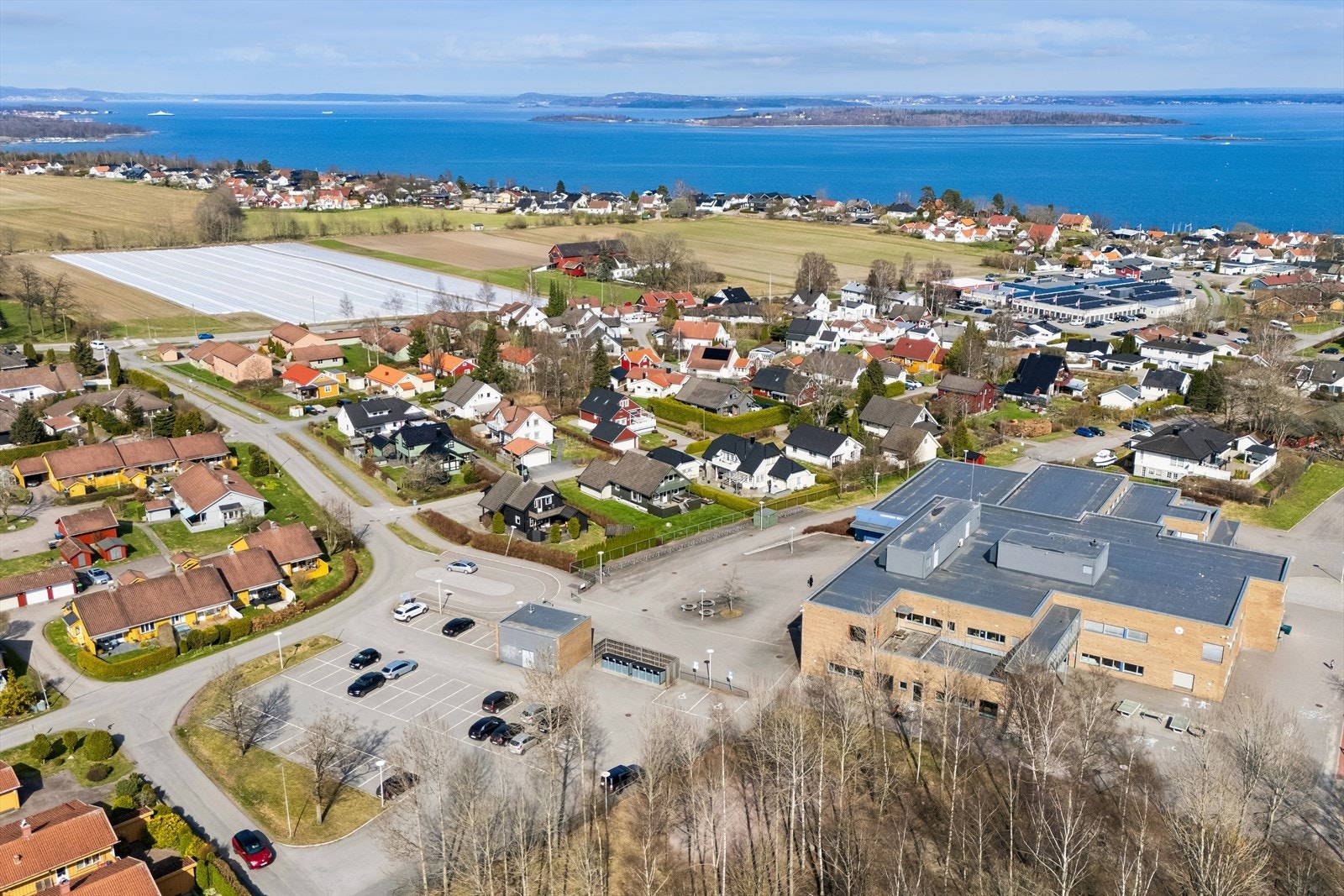 Her bor du sentralt i Åsgårdstrand m/badeplasser, flotte turområder, Paletten kjøpesenter, apotek, legesenter og bussholdeplass. Galleribilde