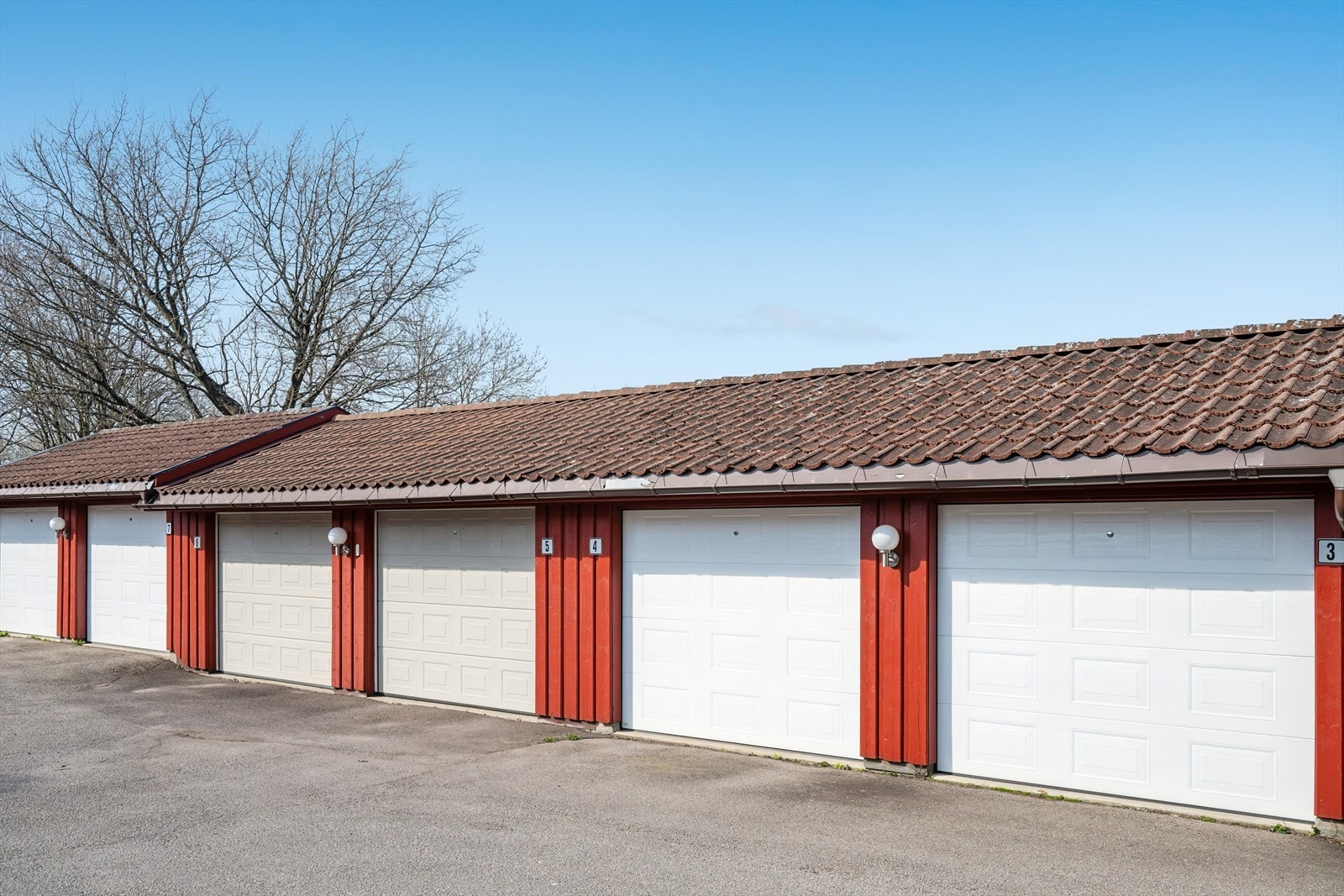 Borettslaget har garasjer til leie. Mulighet for montering av elbillader. Galleribilde
