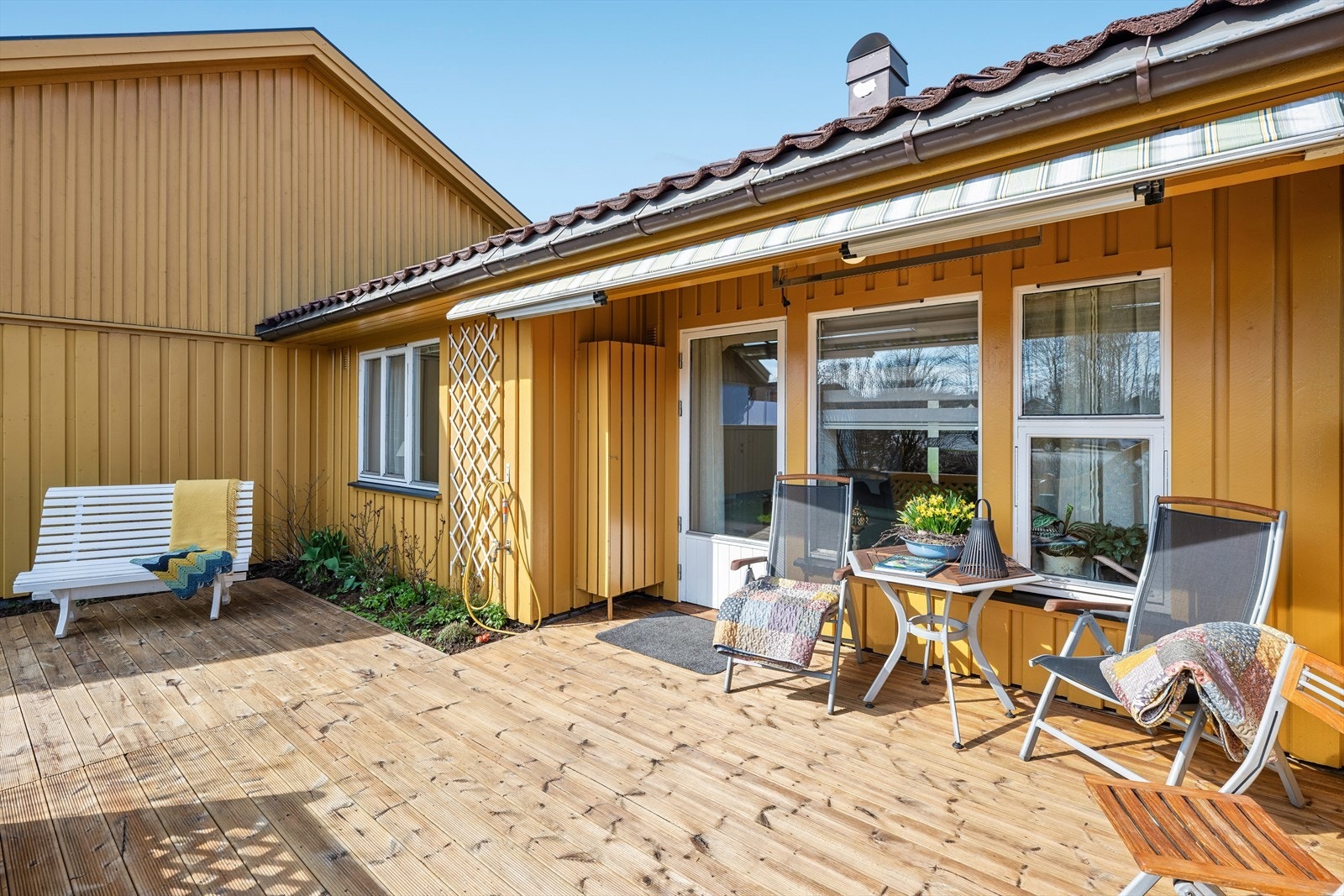 På terrassen kan du nyte solen store deler av dagen. Galleribilde
