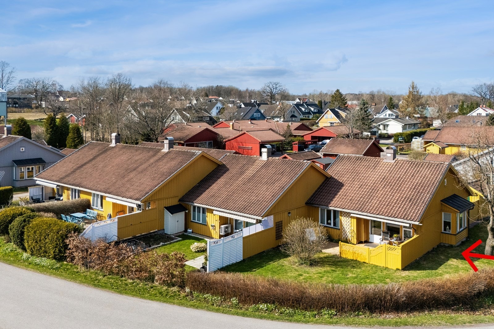 Her får du enebolig følelsen med to solrike terrasser, og liten, hyggelig hage på to sider. Galleribilde