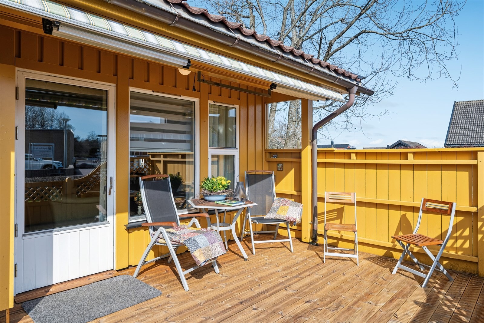 Lun og sydvendt terrasse på 28 kvm. med levegger og elektrisk markise. Galleribilde