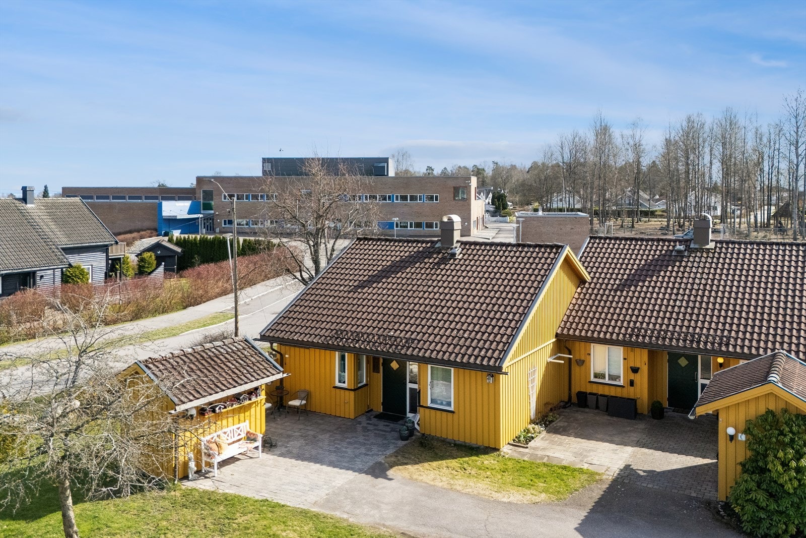 Eiendommen har en lettstelt og flat hjørnetomt, pent opparbeidet. Galleribilde