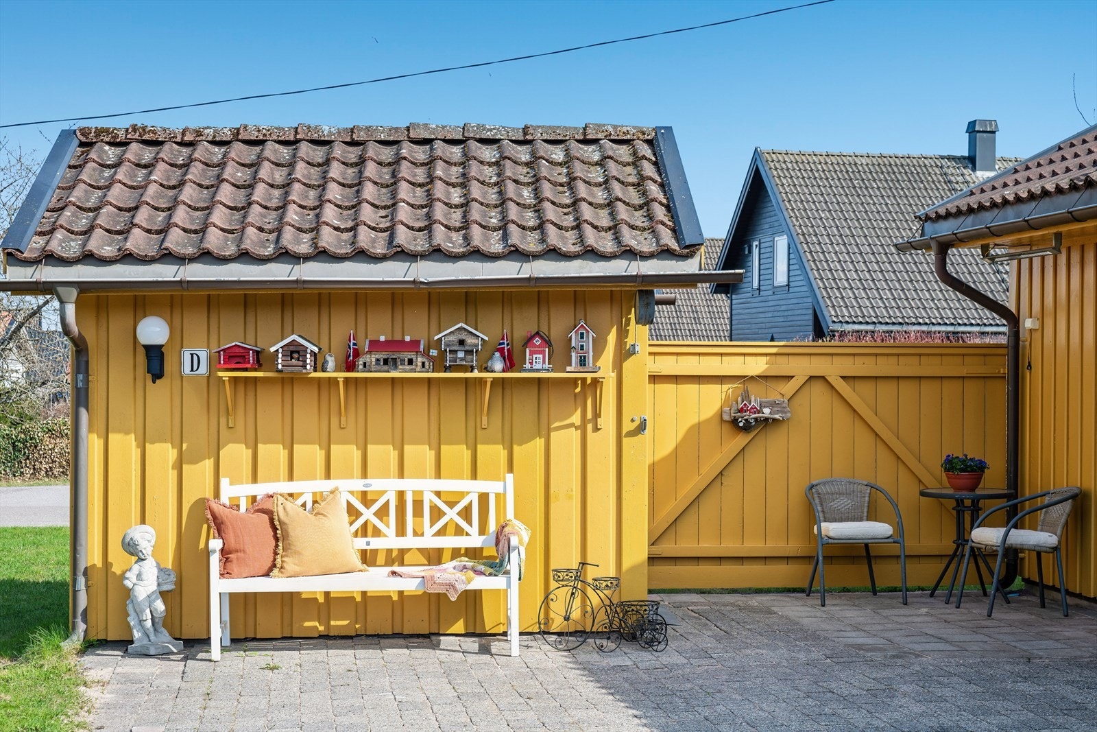 Super hyggelig og lun uteplass ved inngangspartiet. Galleribilde