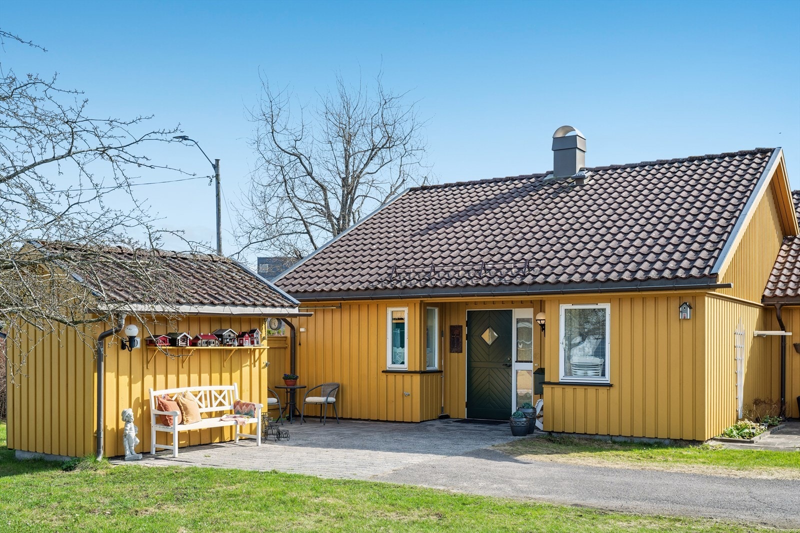 Eget inngangsparti med steinlagt uteplass og sportsbod (5 kvm.) Galleribilde