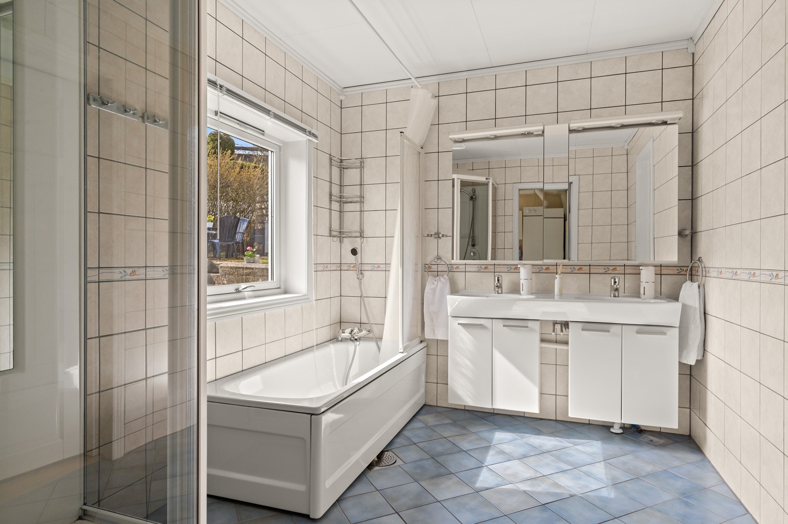 Badet i første etasje ble ombygd i 2003 og har elektriske varmekabler i gulvet. Galleribilde