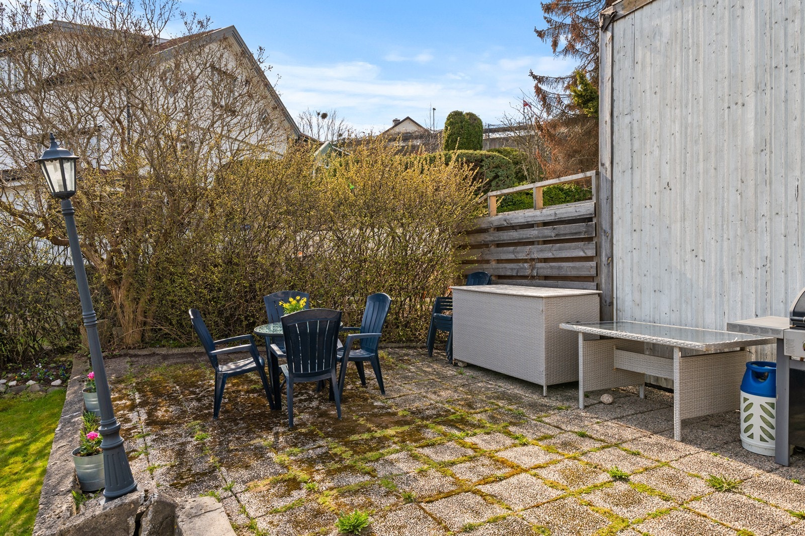 Uteplassen har god plass til både sittegruppe og grill. Galleribilde