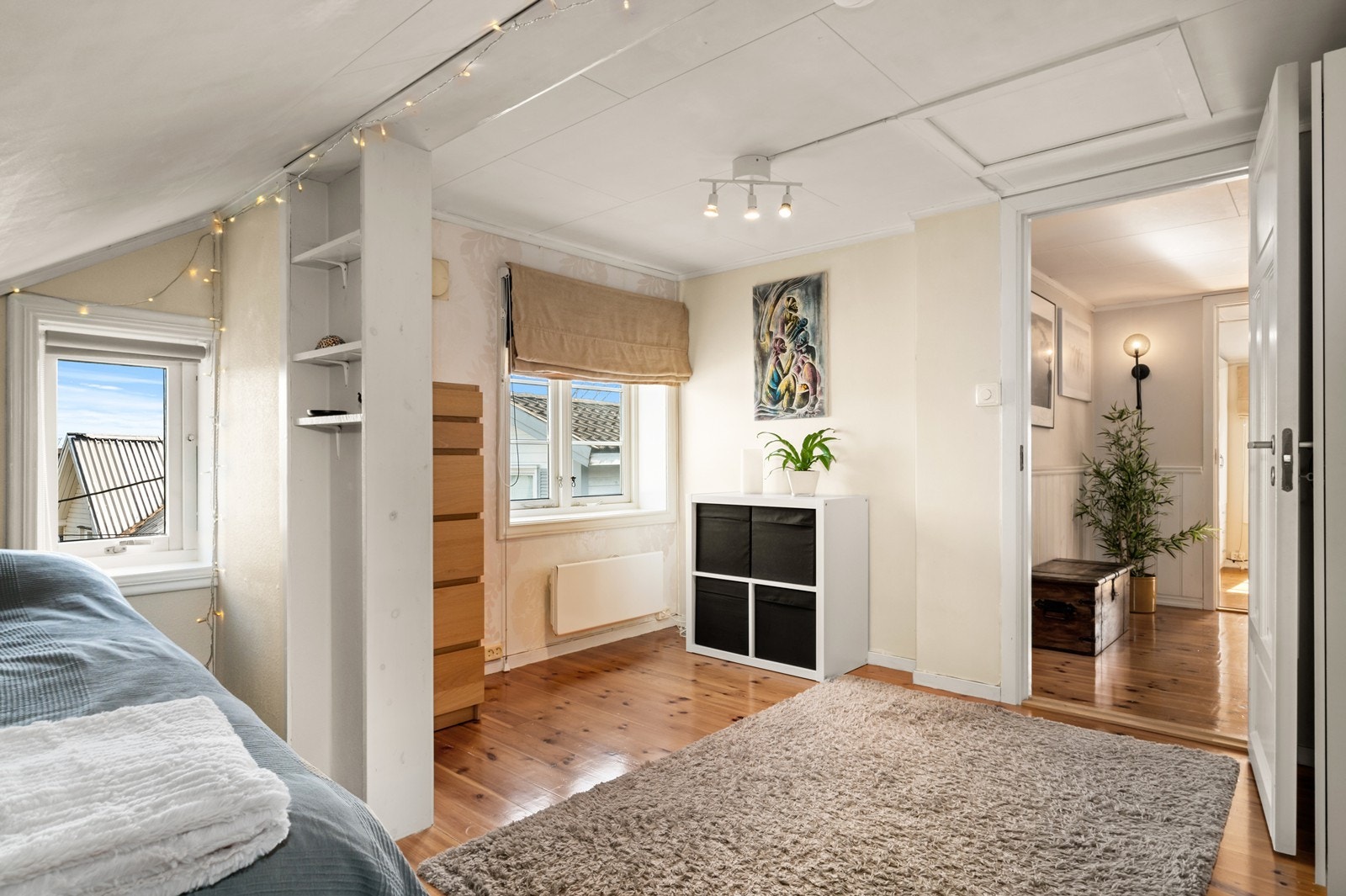 Et av soverommene i loftsetasjen, med plass til seng og oppbevaring. Galleribilde