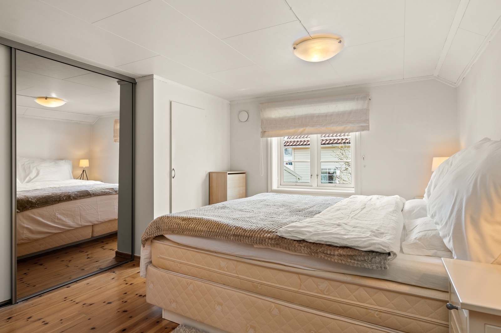 Det tredje soverommet på loftet har god plass til dobbeltseng og garderobeløsning. Galleribilde