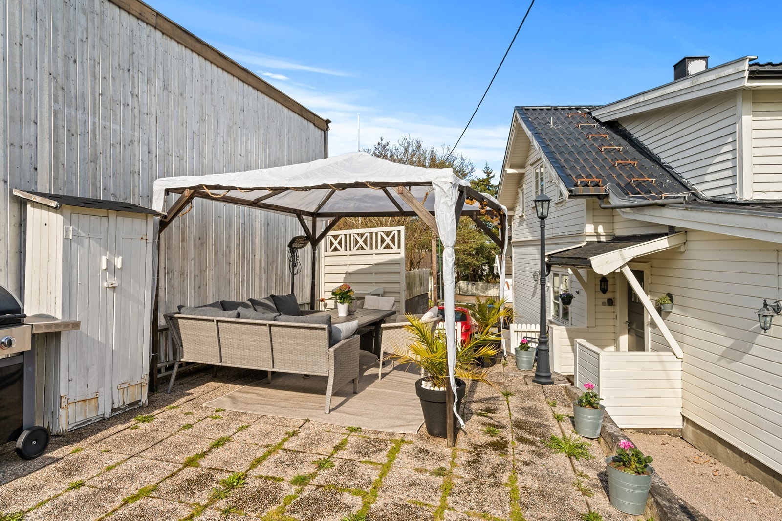 Hagen byr på flere hyggelige uteplasser, inkludert en overbygd paviljong. Galleribilde