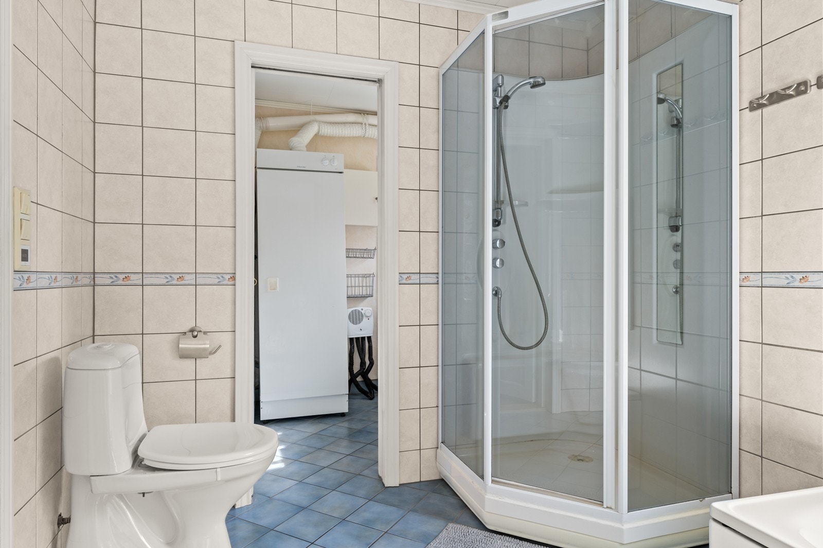 Badet er utstyrt med både dusjkabinett, badekar og toalett. Galleribilde