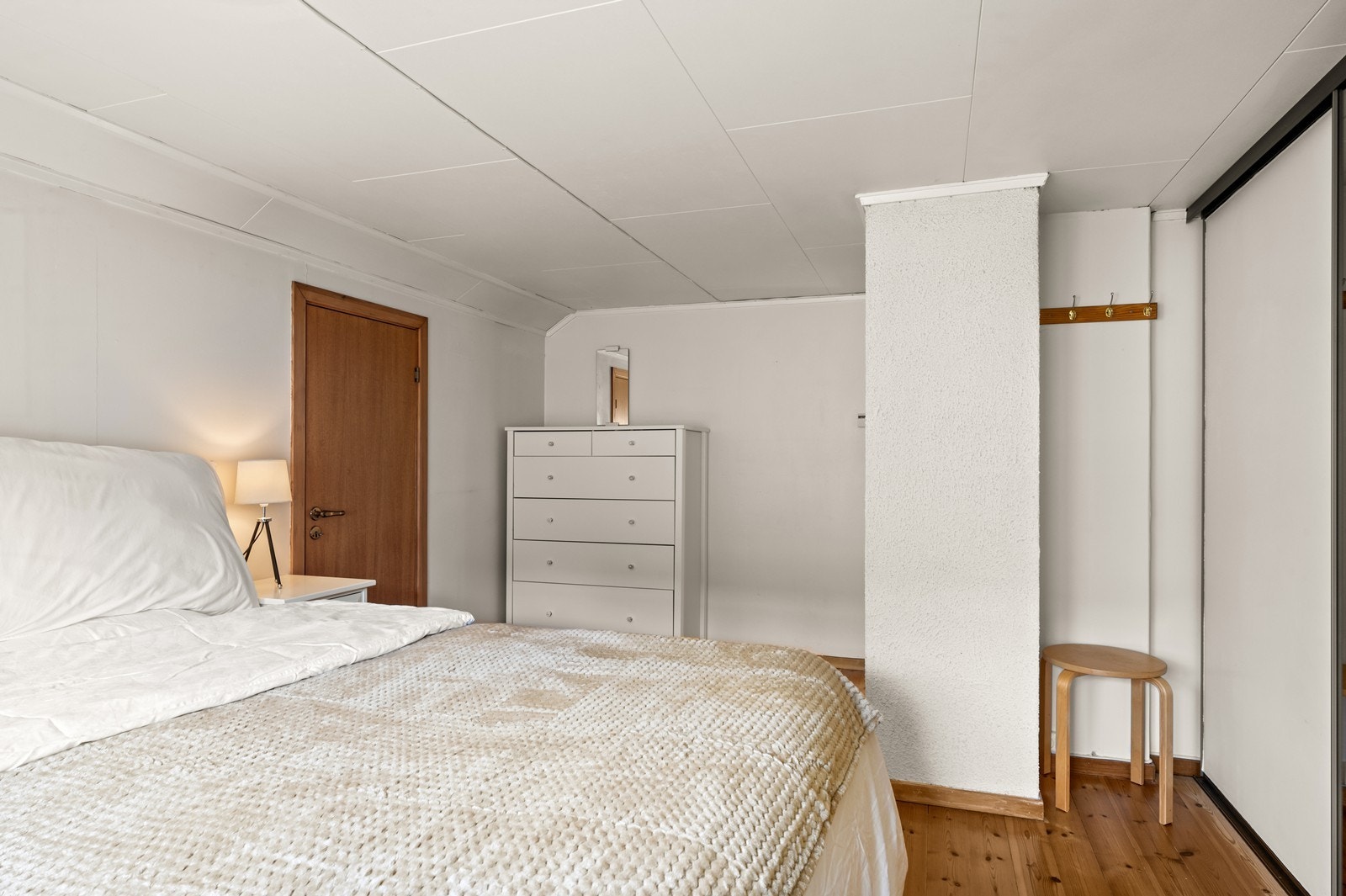 Rommet har godt med gulvareal og flere møbleringsmuligheter. Galleribilde