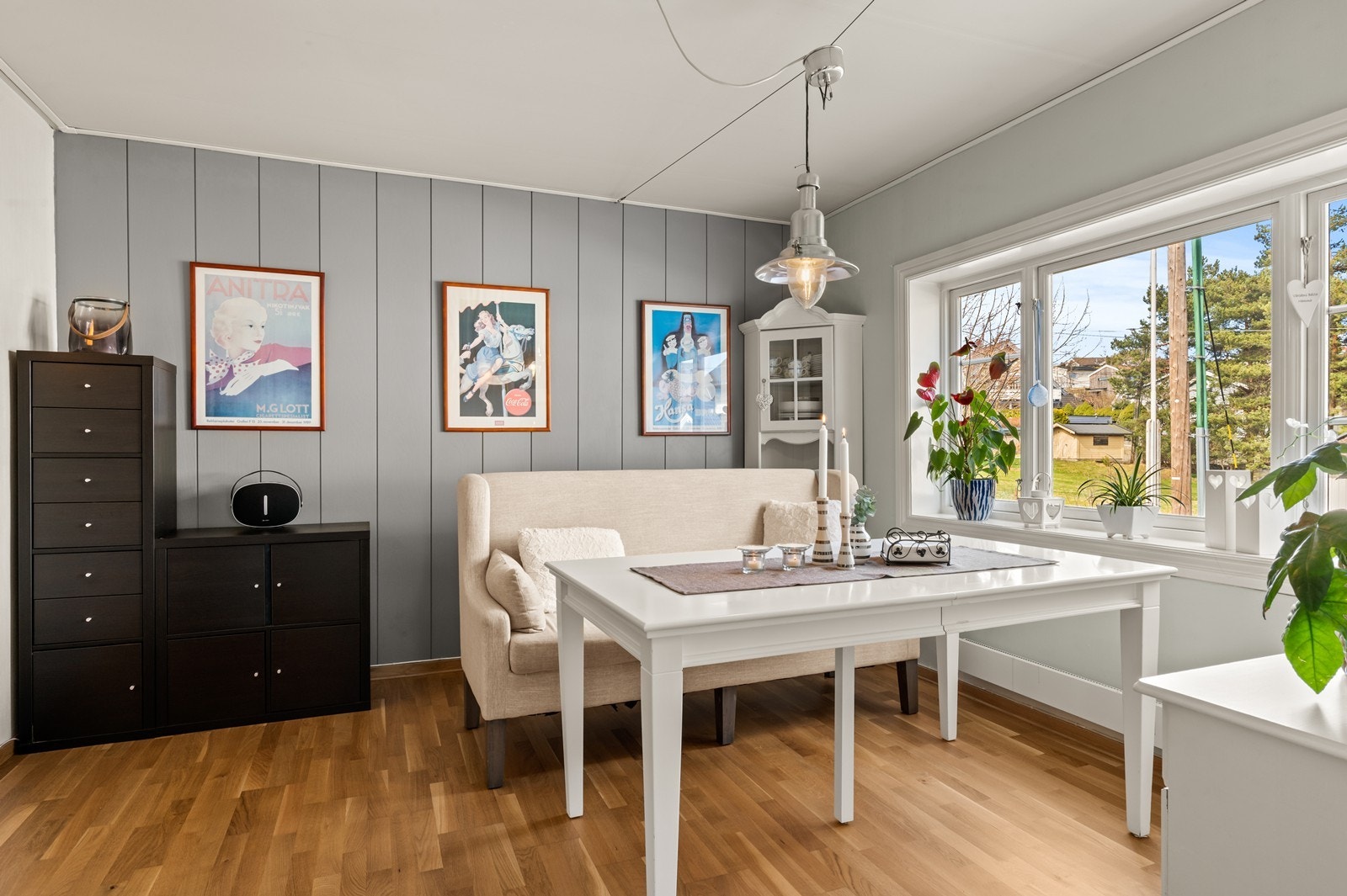 Spisestuen ligger i tilknytning til kjøkkenet og har parkett på gulvet og panel på veggene. Galleribilde