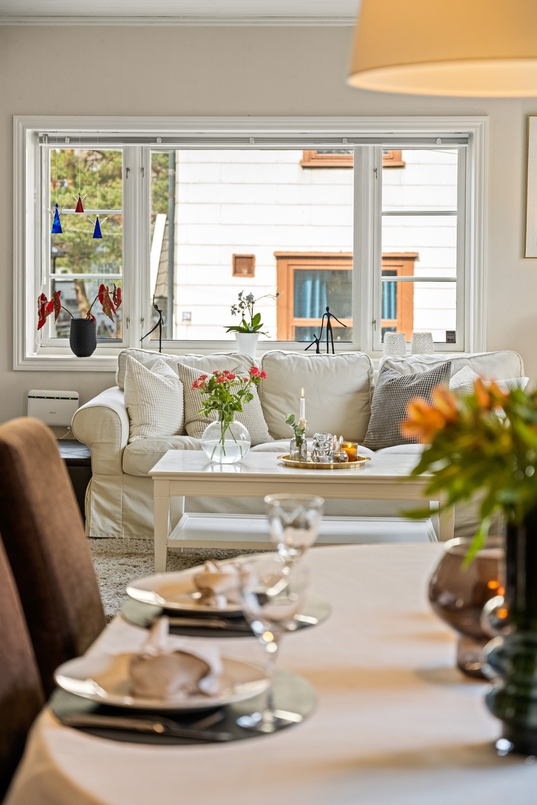 De store vindusflatene gir godt med dagslys inn i oppholdsrommene. Galleribilde