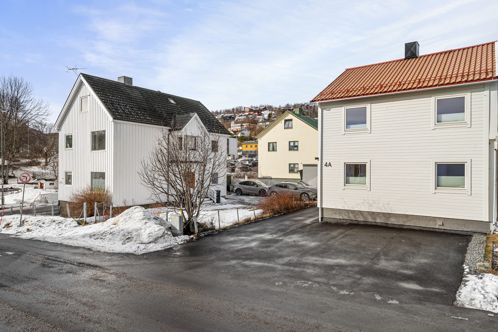 Asfaltert parkeringsområde med plass til flere biler Galleribilde