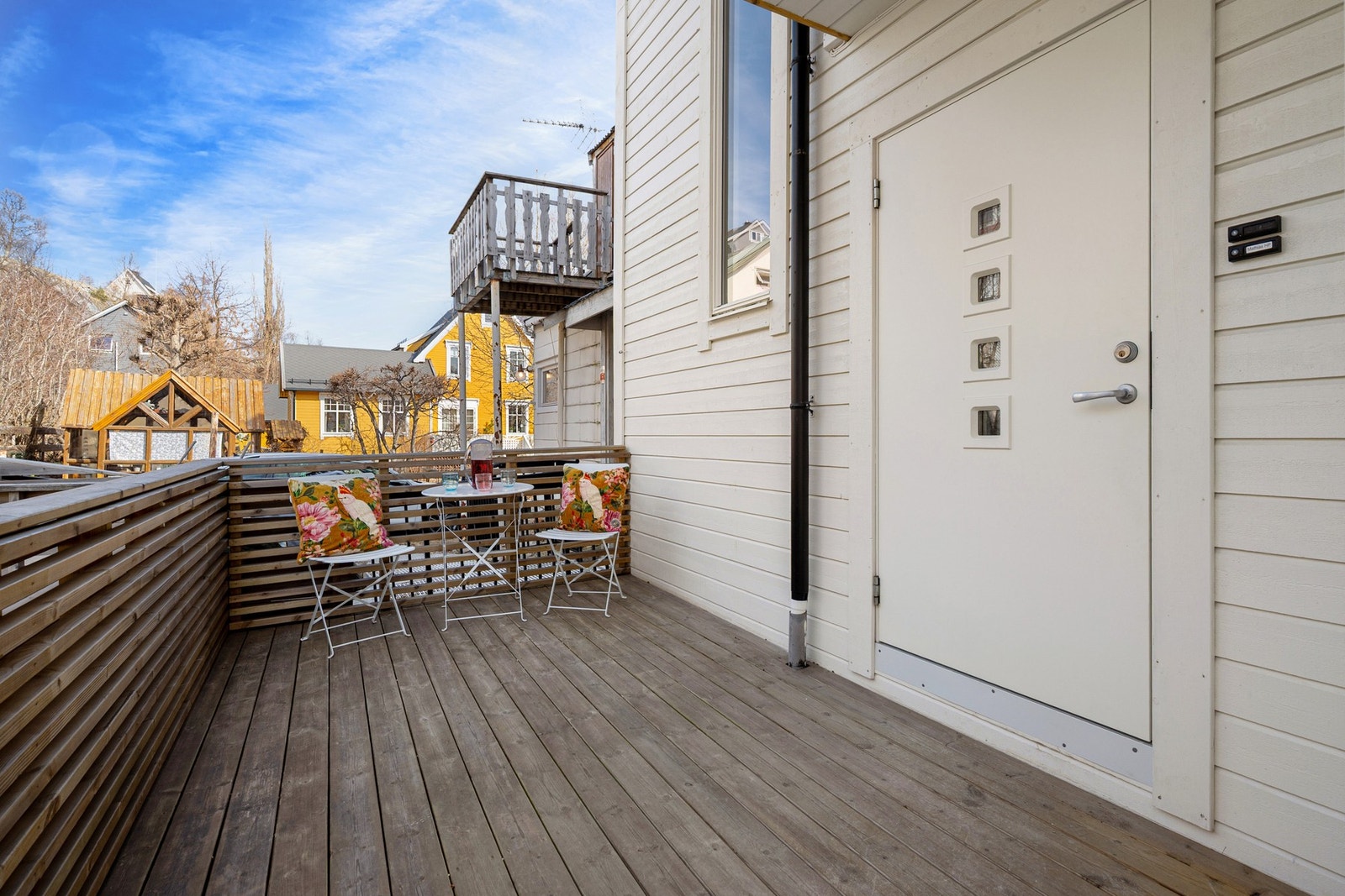 Ved inngangsparti er det en hyggelig veranda Galleribilde