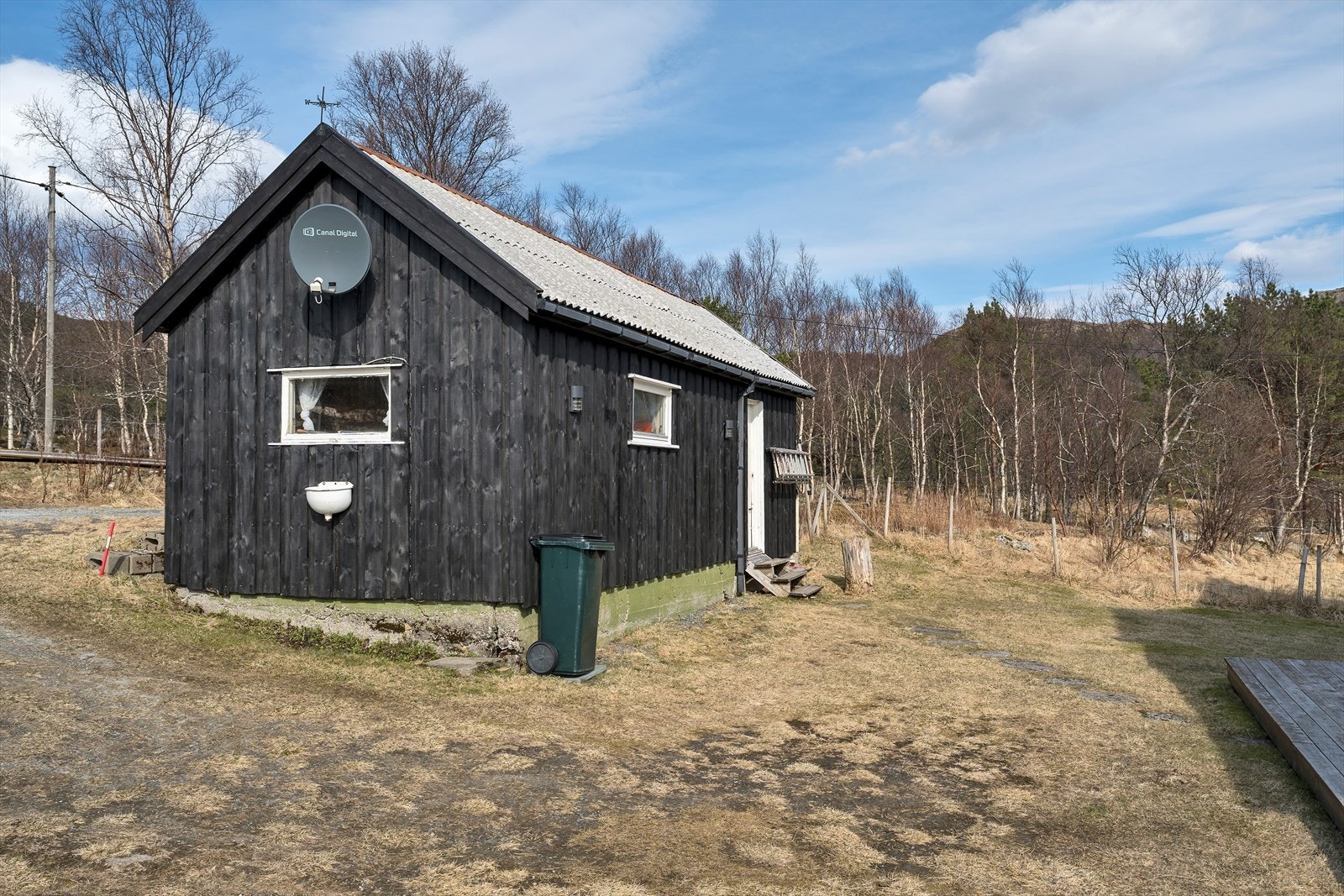 Utebod/uthus. Eiendommen ligger idyllisk til på Helgelandskysten, ikke altfor langt til sjø, nært innland, fjell og flott natur. Galleribilde