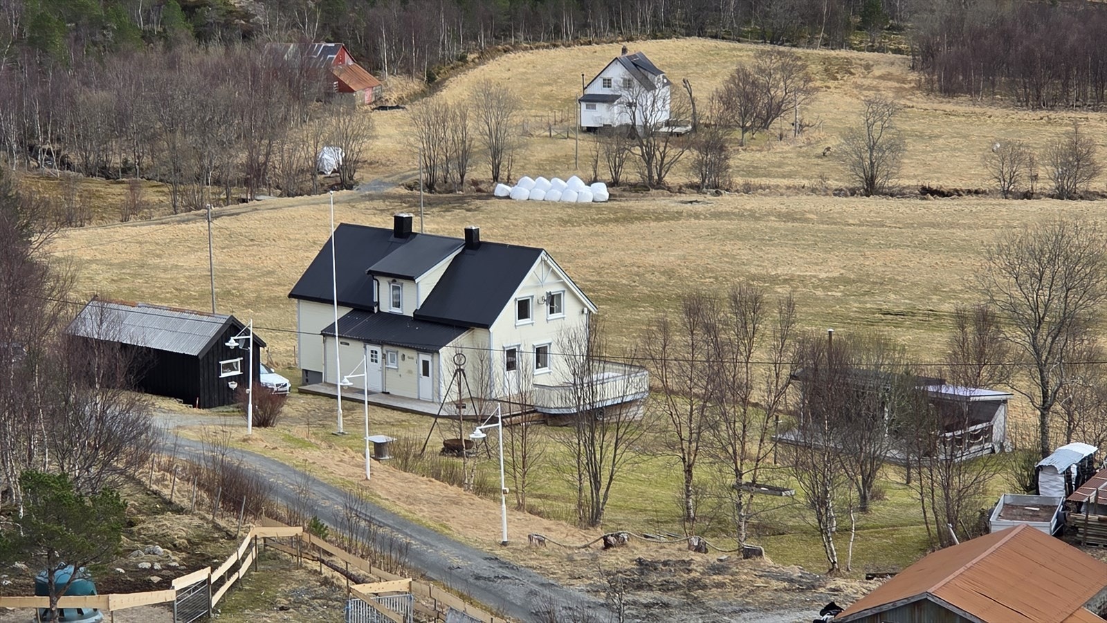 Privat bilde tatt påske 2026. Bordkledning, etterisolering og vindusbytter samt
nytt taktekke i perioden 2008-2011. Varmepumpe montert ca 2014. Galleribilde