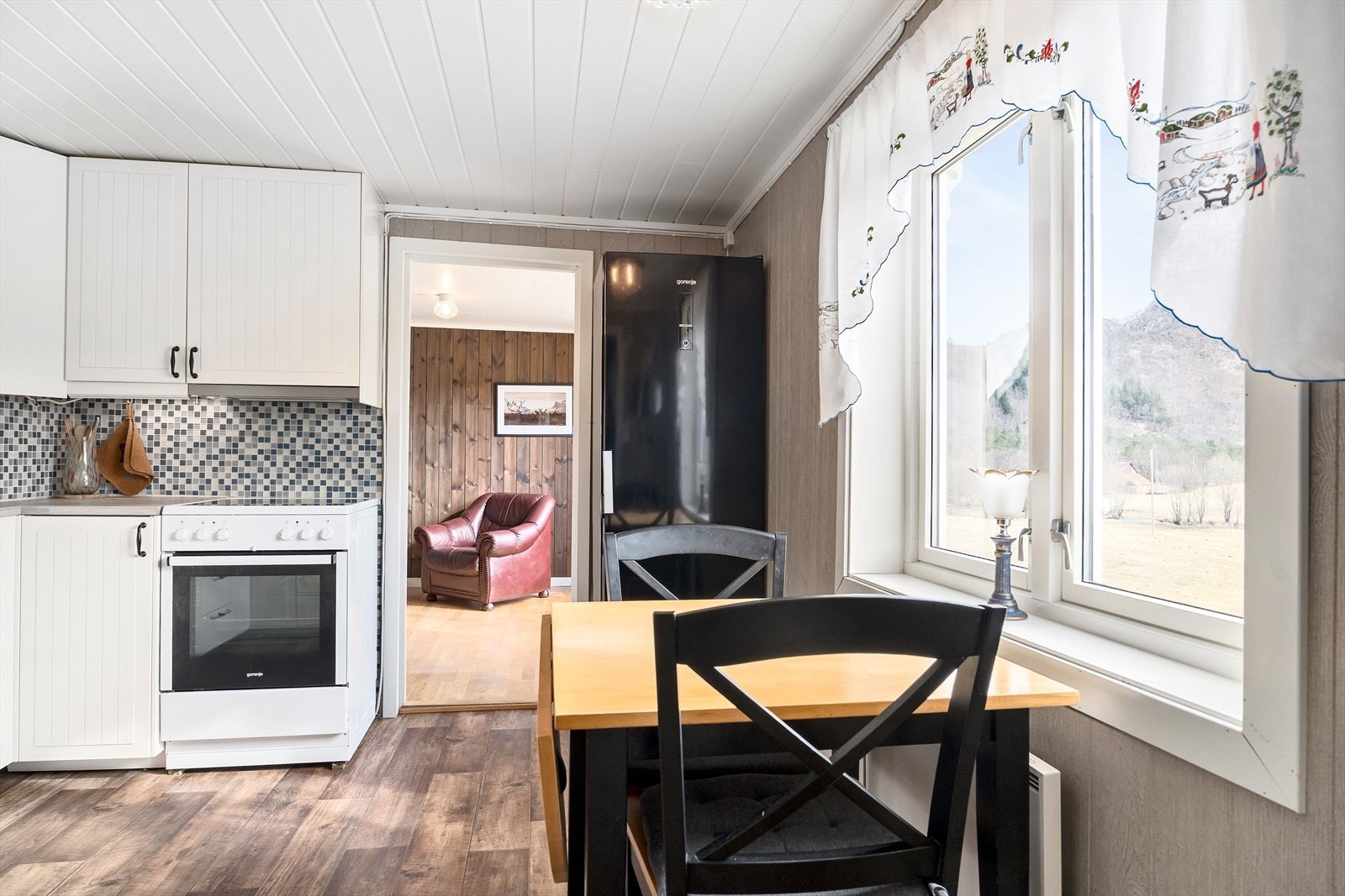 Kjøkken. Innredningen har laminerte skrog med laminerte profilerte fronter og en laminert benkeplate med nedfelt oppvaskkum i stål og ett-greps blandebatteri. Galleribilde