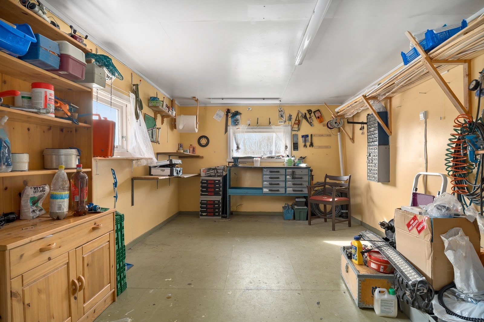 Innvendig i utebod/uthus. Gode muligheter for lagring her og i boligens kjeller. Galleribilde