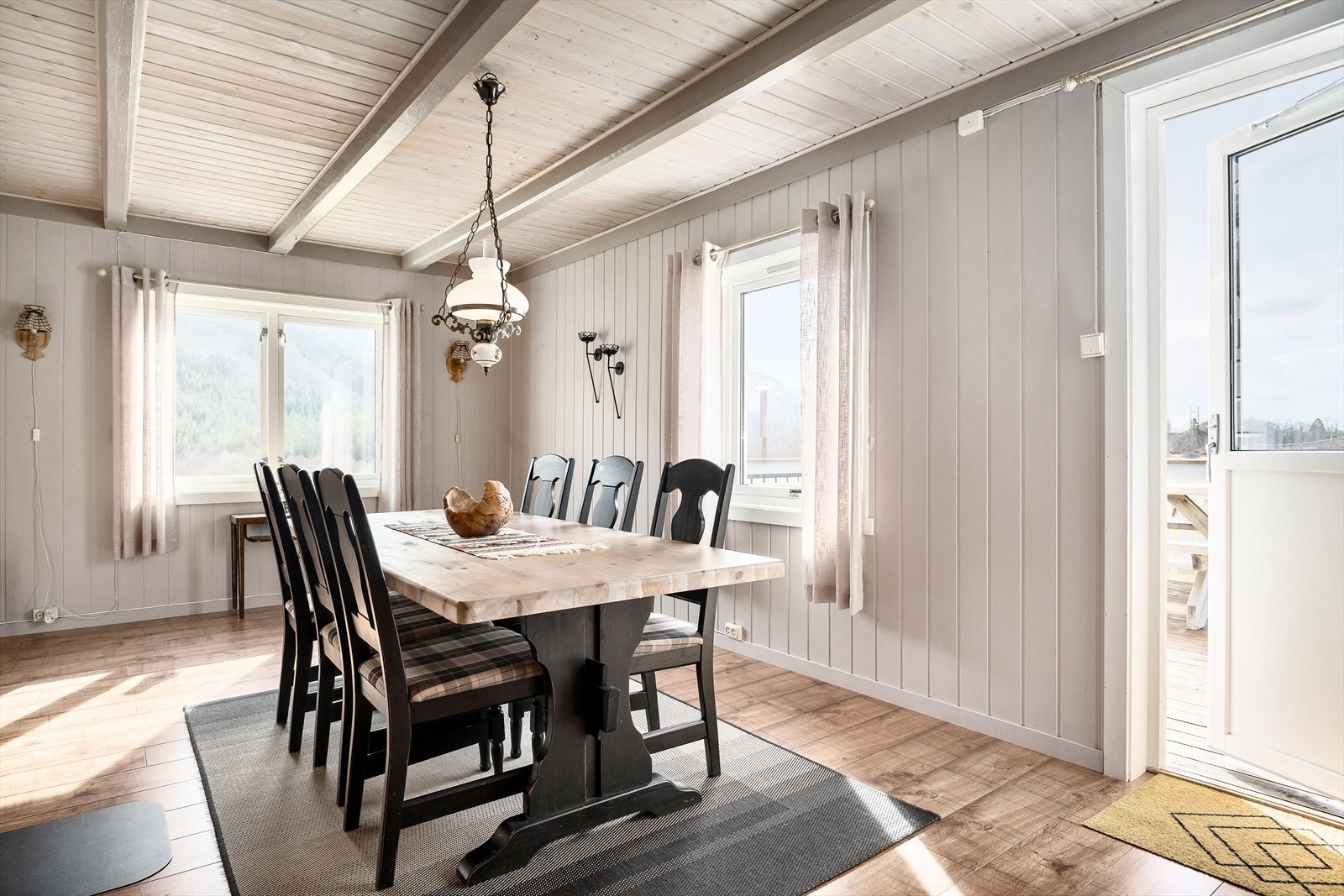Spisestue. Ute kan du nyte en stor terrasse på 50 m² med adkomst fra stuen. Galleribilde