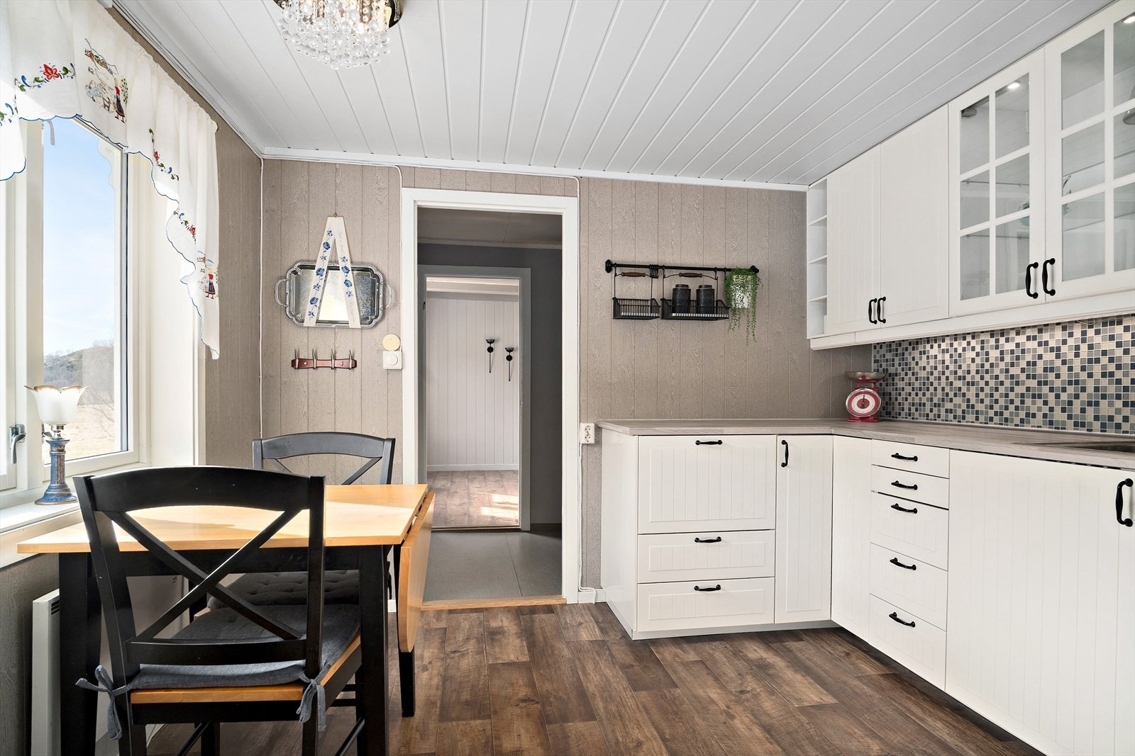 Kjøkkenet med fin plass for å nyte morgenkaffen ved vinduet. Galleribilde