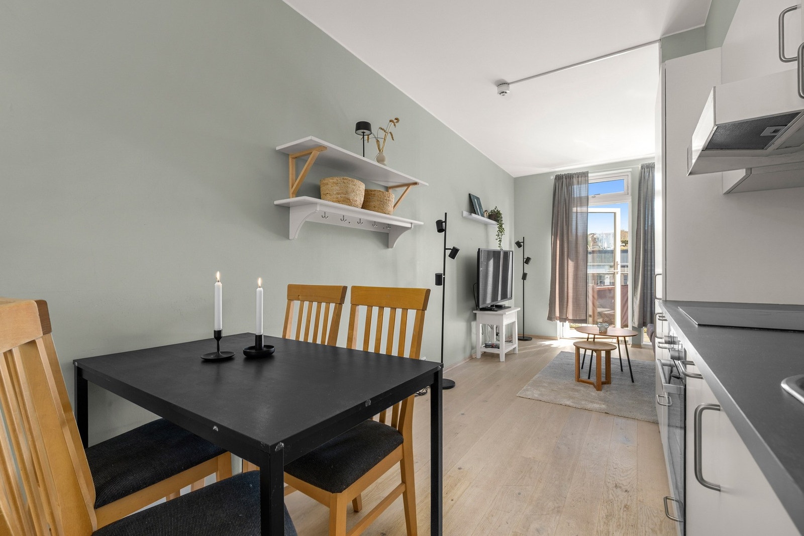 Planløsningen gir god plass til spisebord ved kjøkkenet. Galleribilde