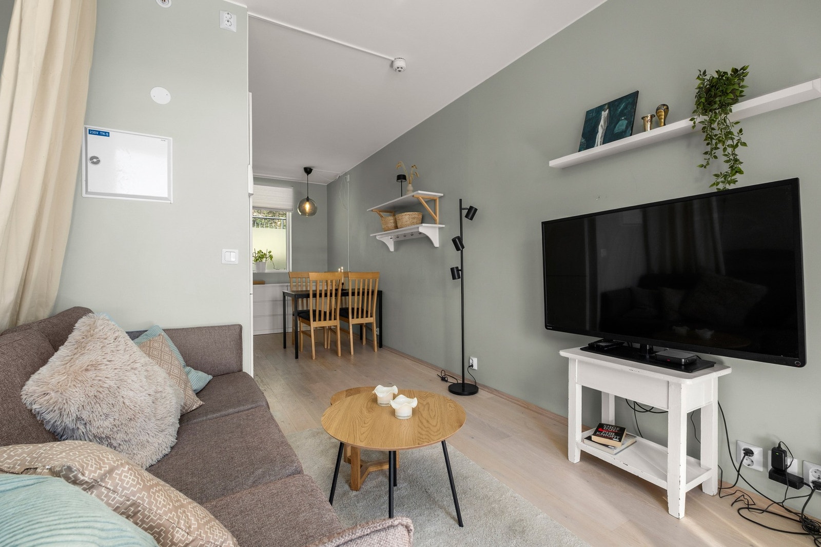 Lave felleskostnader på 2.025,- pr.mnd, som bl.a. inkluderer oppvarming, varmtvann og tv/nett. Galleribilde
