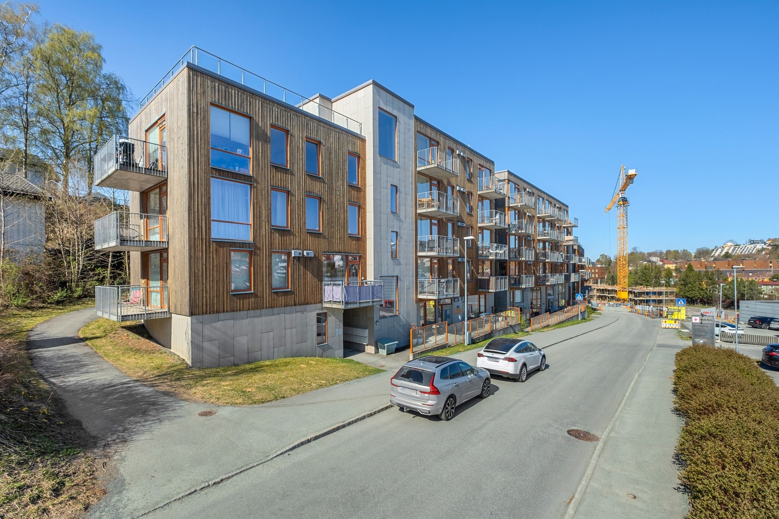 I nærområdet finner du dagligvarebutikker som Kiwi og Bunnpris, treningssentre, servicetilbud og flotte turområder. Galleribilde