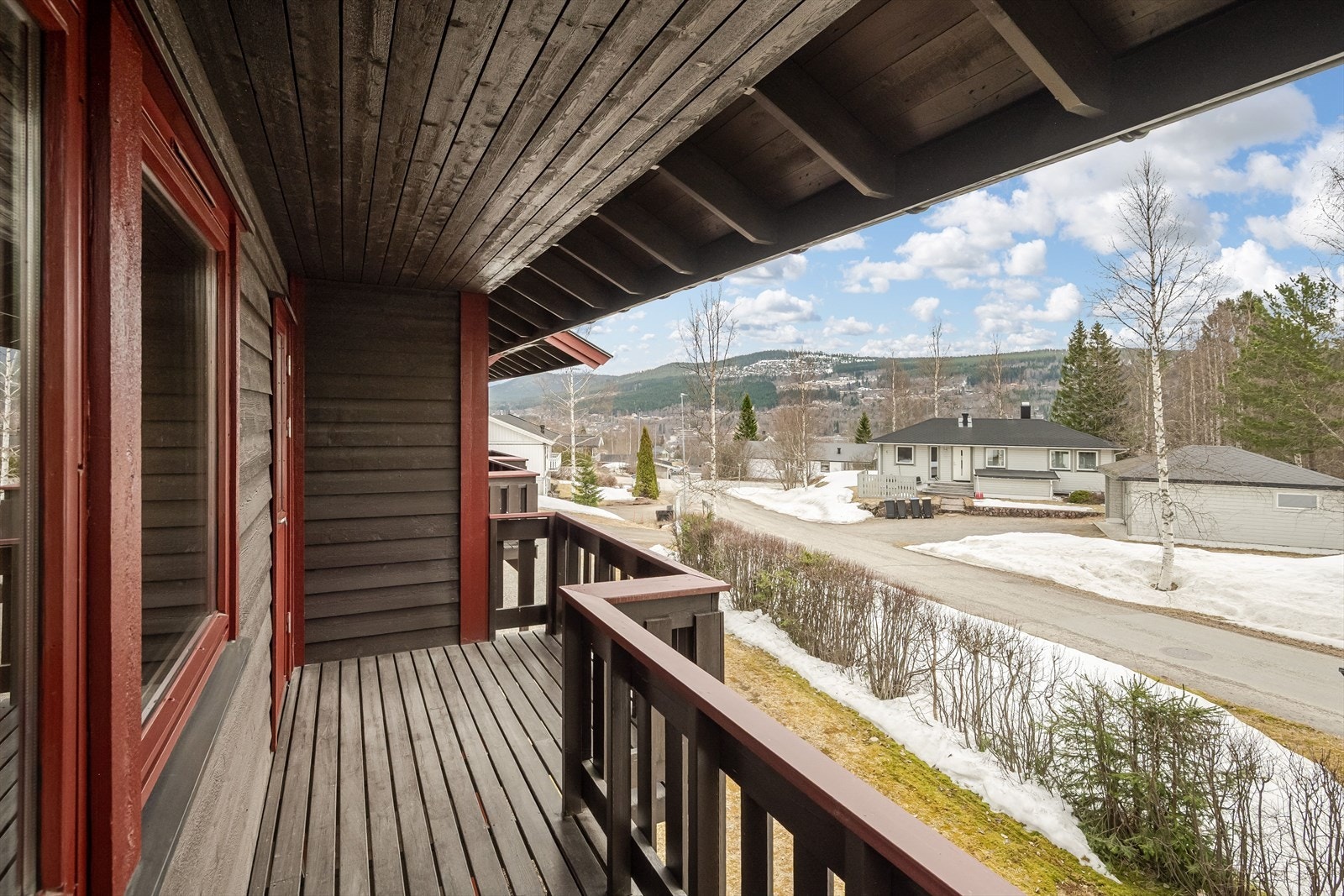 Boligen har en overbygget terrasse med et areal på cirka 7 m² og med utsikt mot Trysilfjellet. Galleribilde