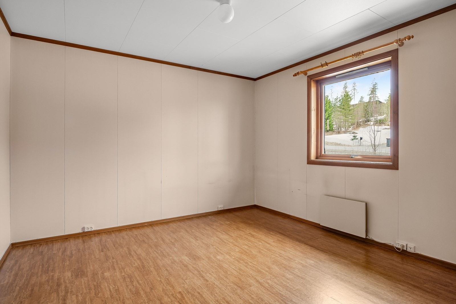 Leiligheten har et soverom av god størrelse. Oppvarming med panelovn. Galleribilde