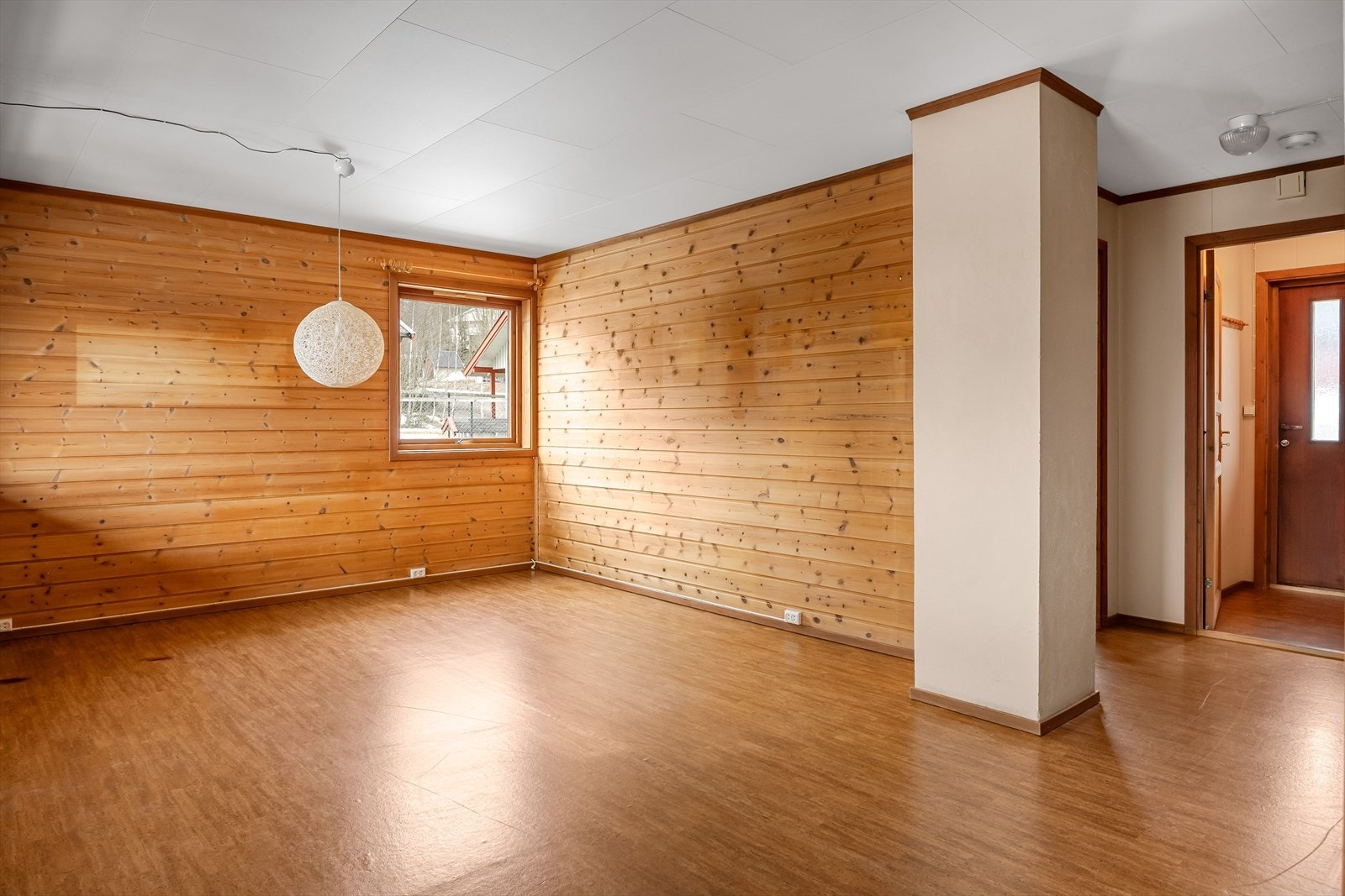 Vegger med trepanel skaper et naturlig preg, kombinert med romslig gulvflate. Galleribilde