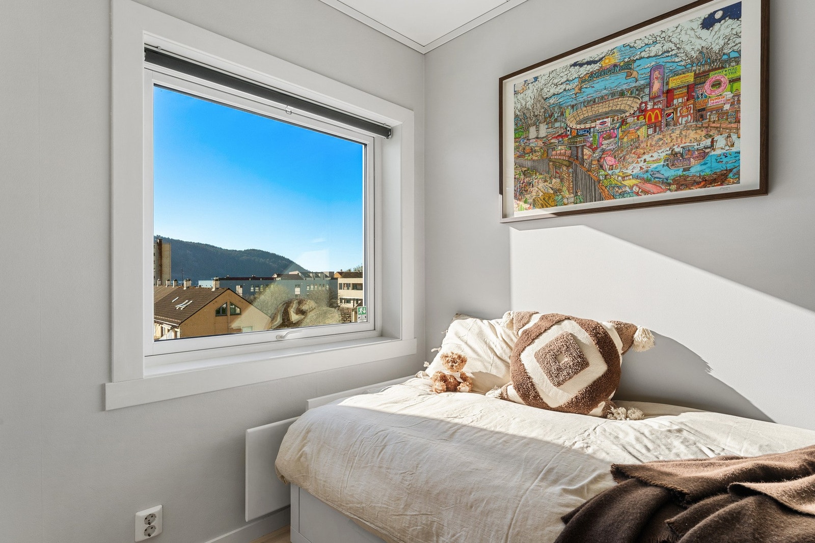 Det er gjengående mye naturlig lysinnslipp i hele boligen. Galleribilde