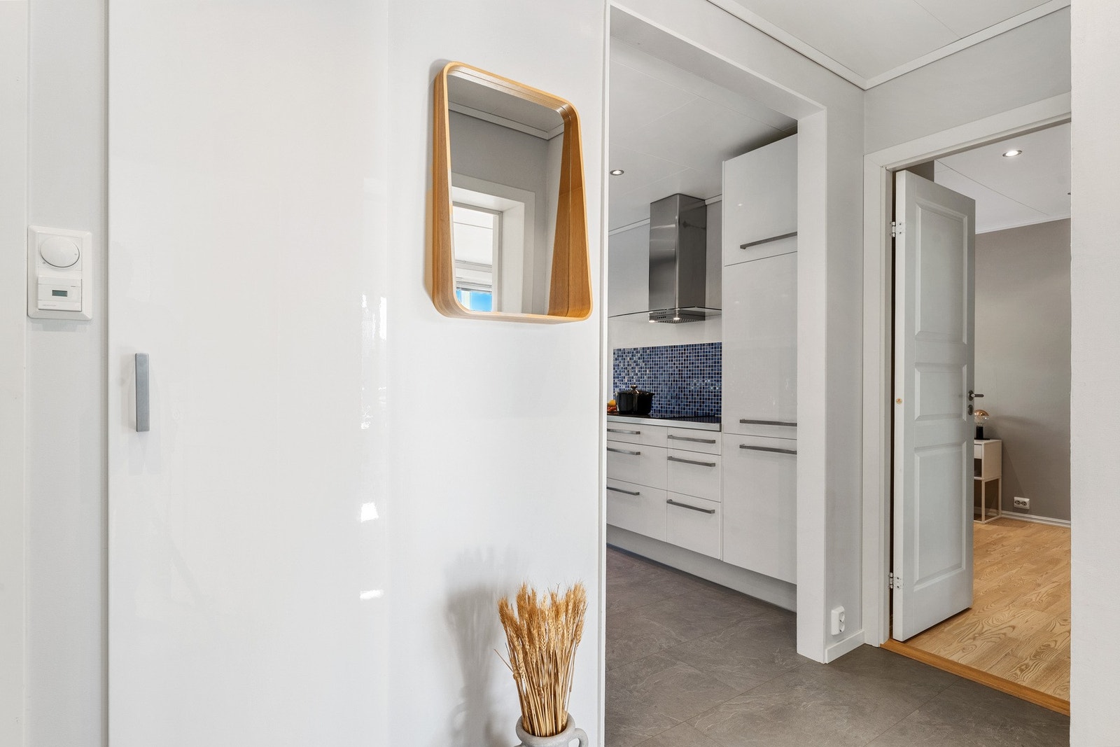 Gulvet i boligen er belagt med parkett, laminat og flis. Galleribilde