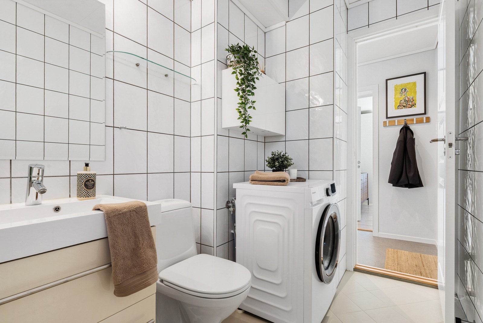 Badet er helfliset og utstyrt med alt det man har behov for i hverdagen. Galleribilde
