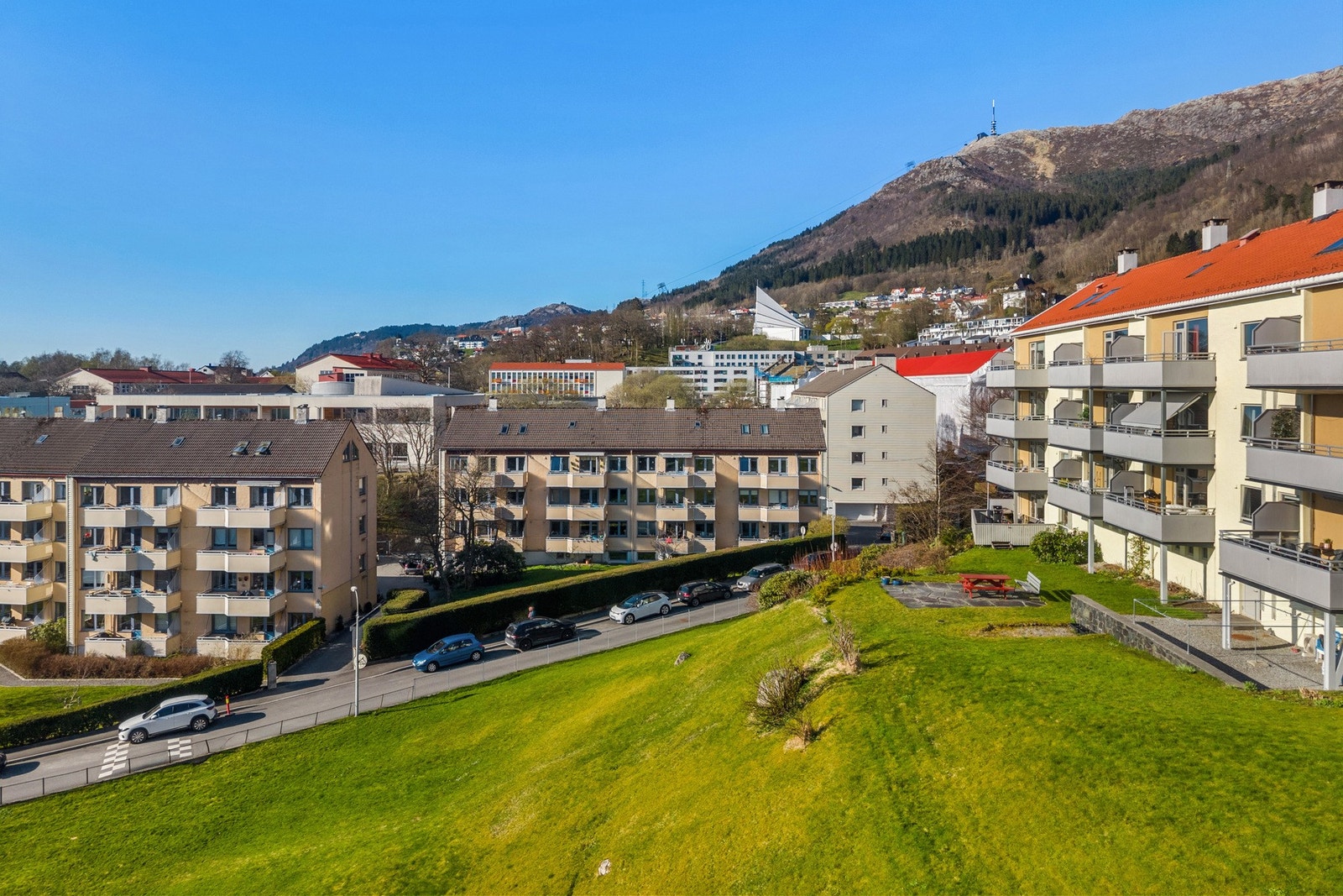 Coop Extra Landås og Rema 1000 Landås er ca 5 minutters gange fra boligen. Galleribilde