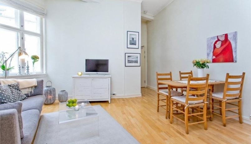 Det er plass til både spisebord og sofakrok i stue Galleribilde