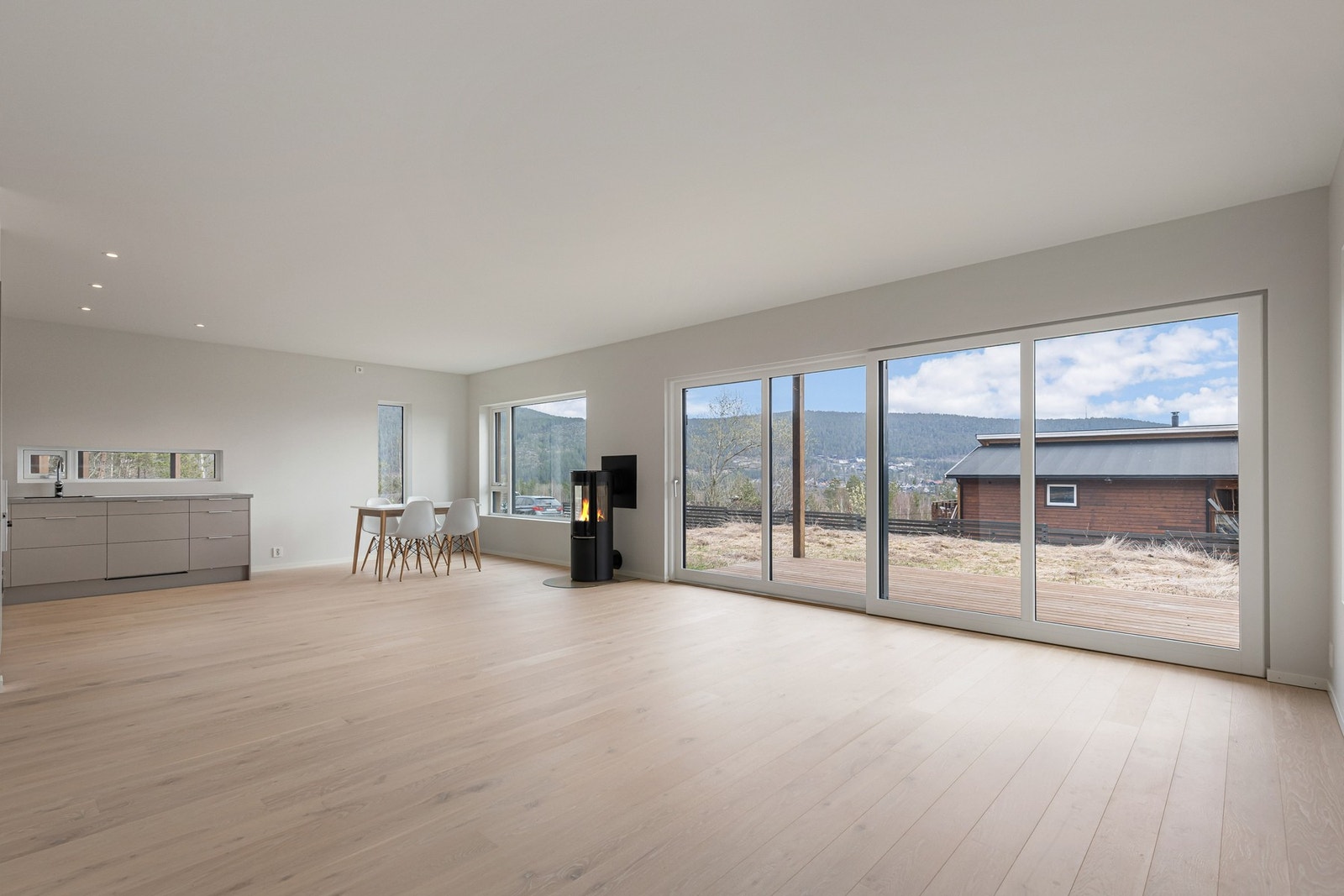 Leiligheten har stue og kjøkken i en moderne, åpen løsning - et nydelig rom med enstavs eikeparkett type Rustic i hvitt lakk. Galleribilde