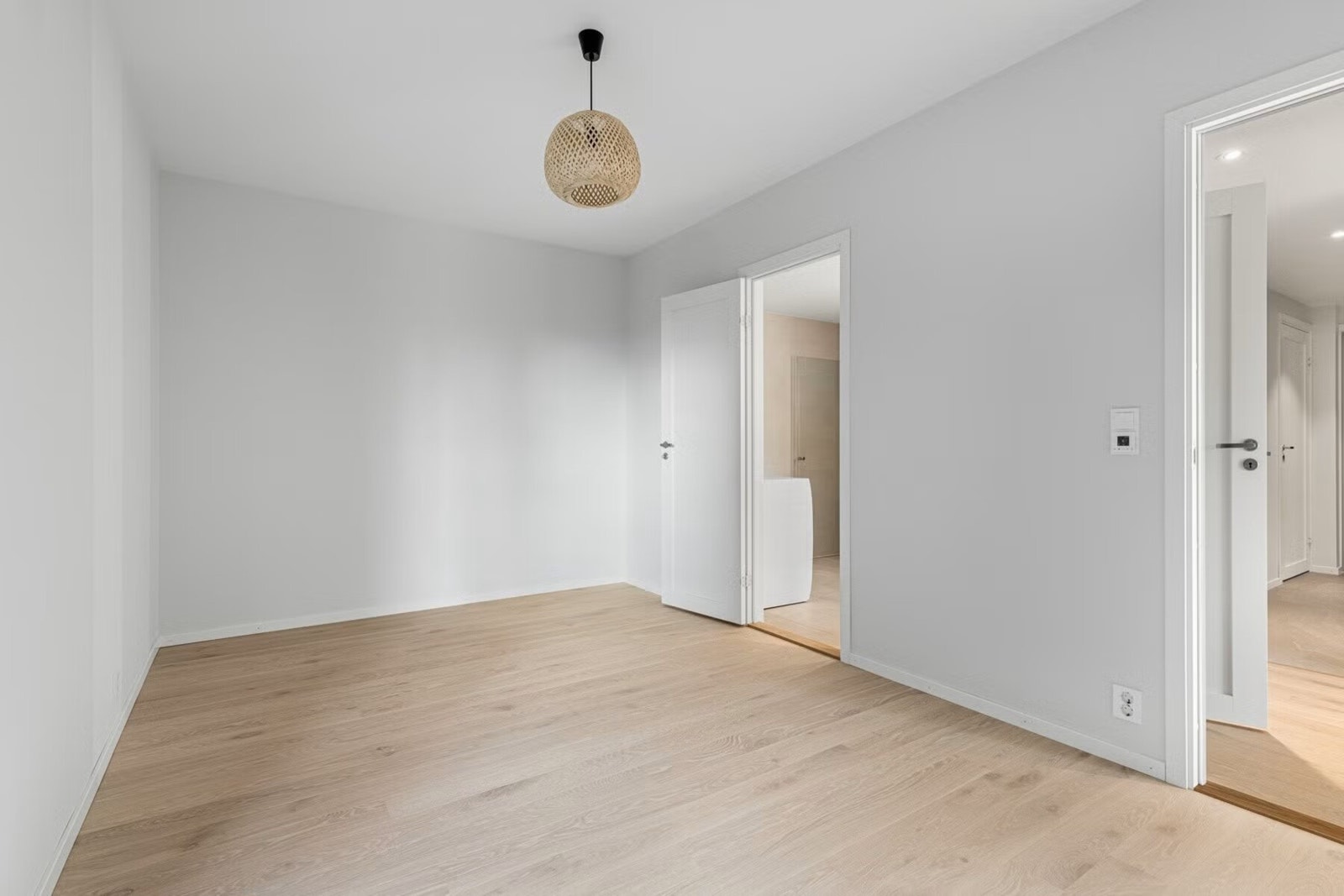 Praktisk løsning med dirkete adkomst til baderommet. Galleribilde