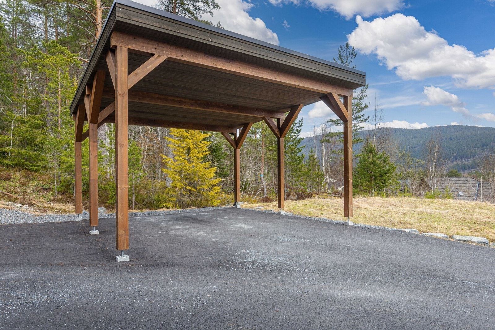 Ytterligere en plass i carport og en parkeringsplass på sameiets felles tomt. Galleribilde