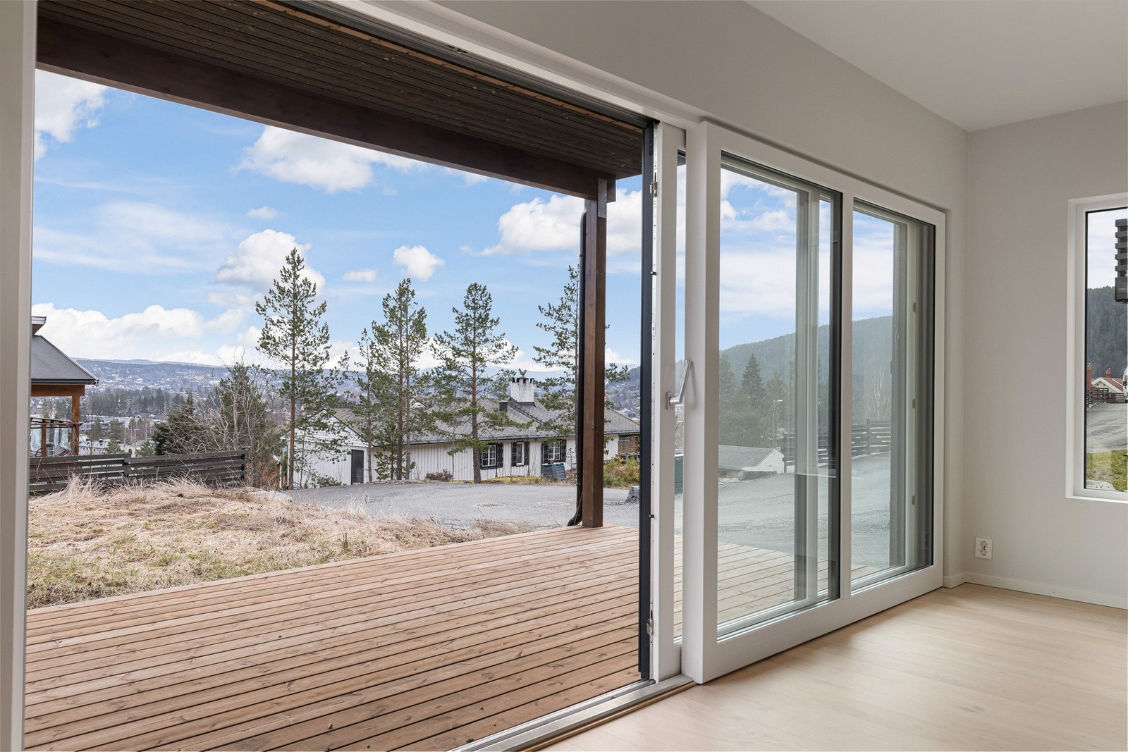 Stor hev- /skyvedør gir en glidende utgang til terrassen. Galleribilde