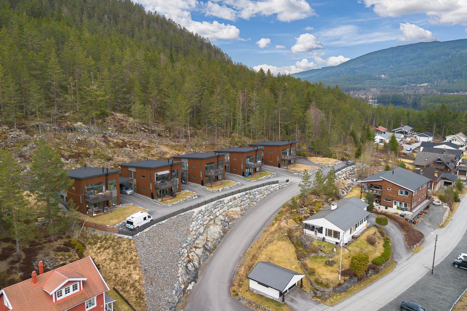 Boligen grenser mot marka med umiddelbar nærhet til stort løypenett. Galleribilde