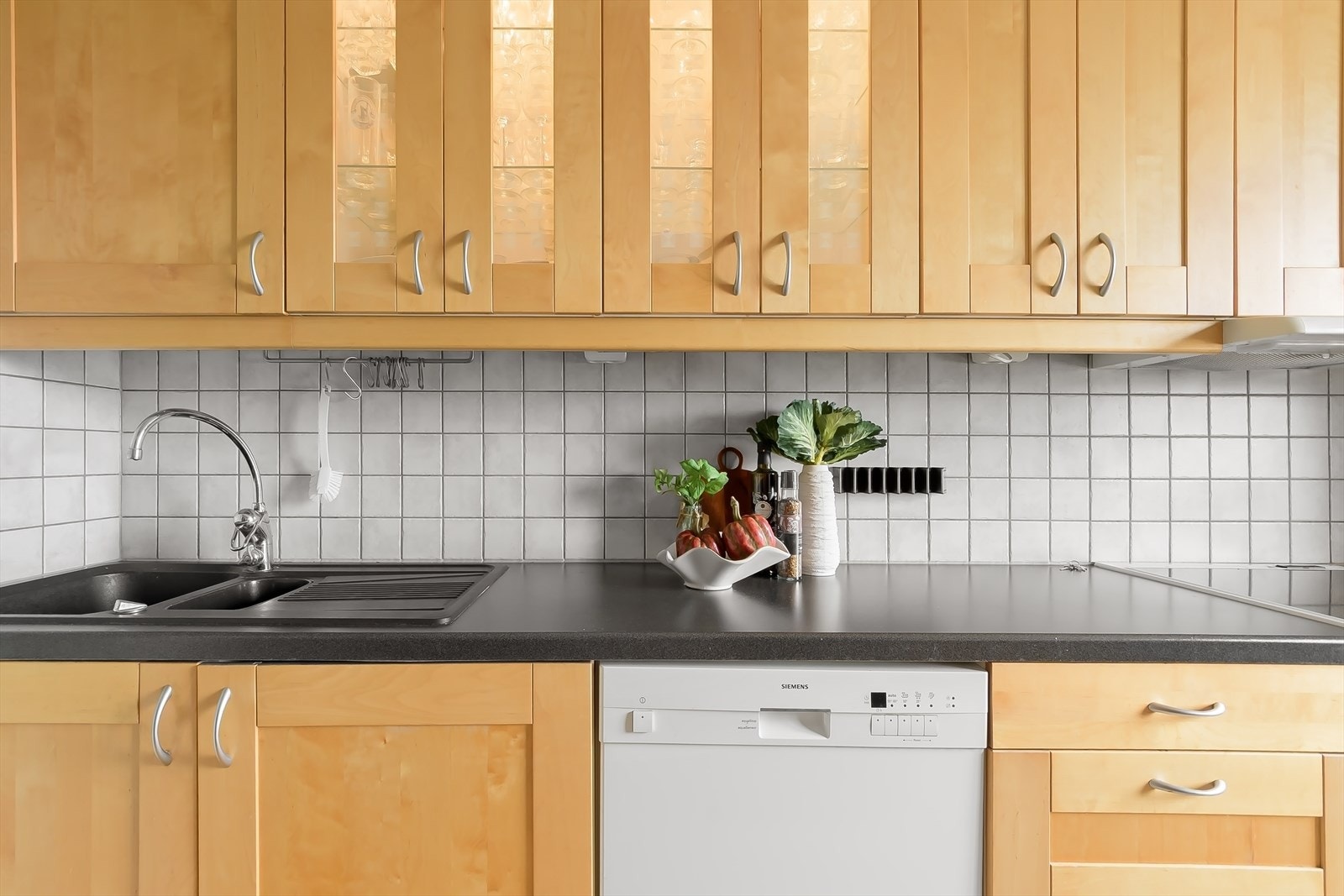 Kjøkkenet er utstyrt med ventilator med kullfilter og frittstående hvitevarer, inkludert komfyr, oppvaskmaskin og kombinert kjøle- og fryseskap. . Galleribilde